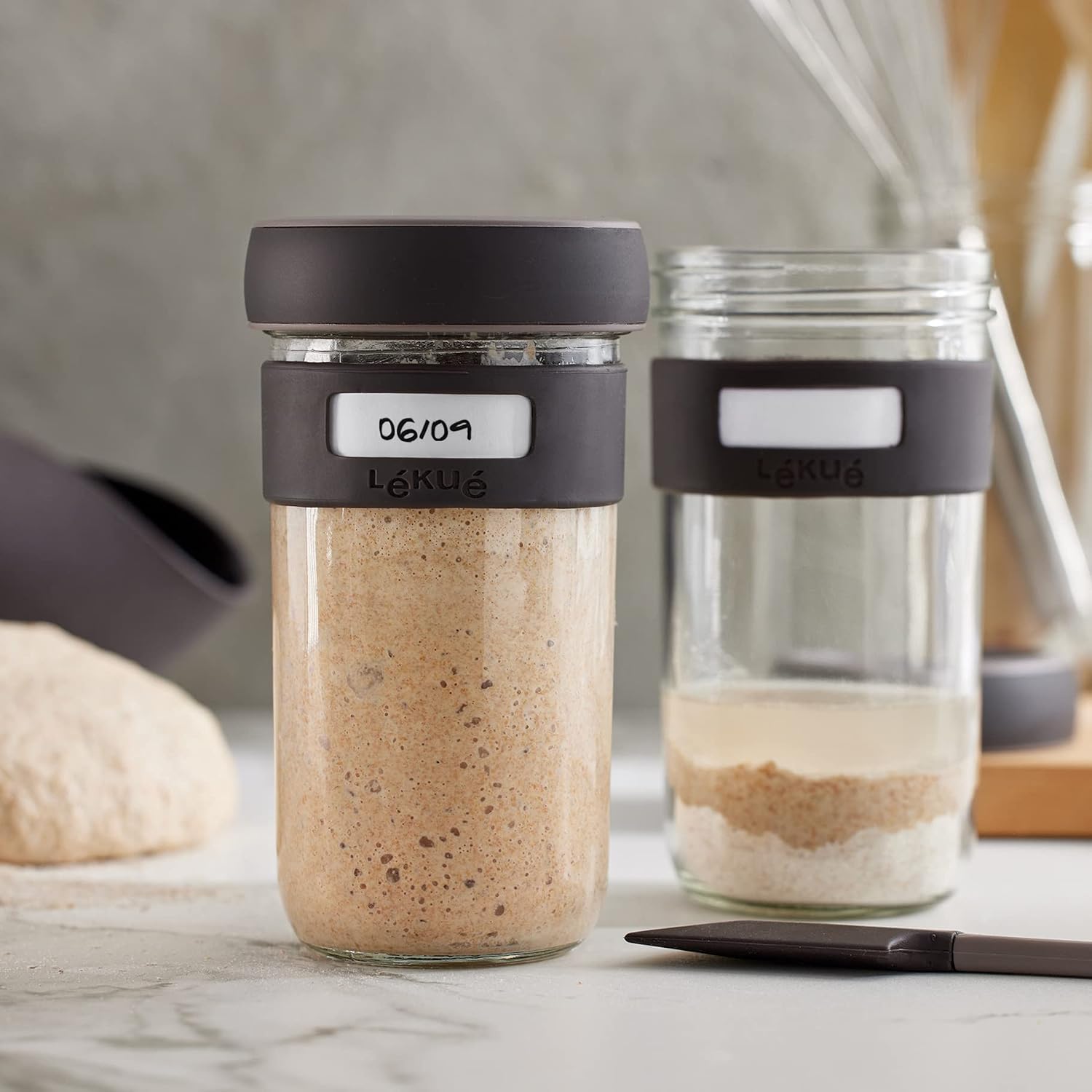 Detalle de Lékué 3000200SURM017 Sourdough Starter Kit with Vented Glass Jars