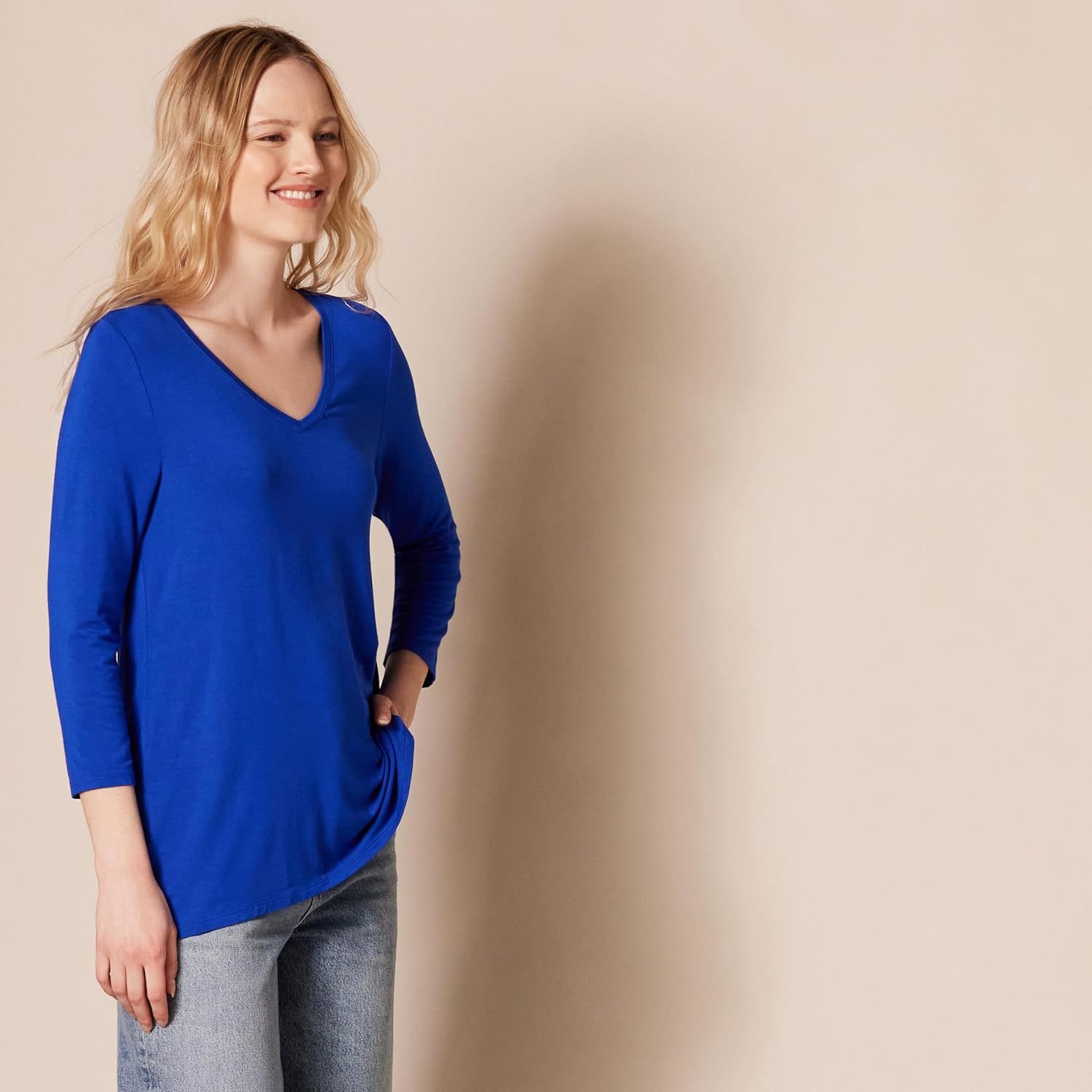 Thumbnail 2 de Amazon Essentials Women’s 3/4 Sleeve V-Neck Swing T-Shirt (Plus Sizes), Pack of 2