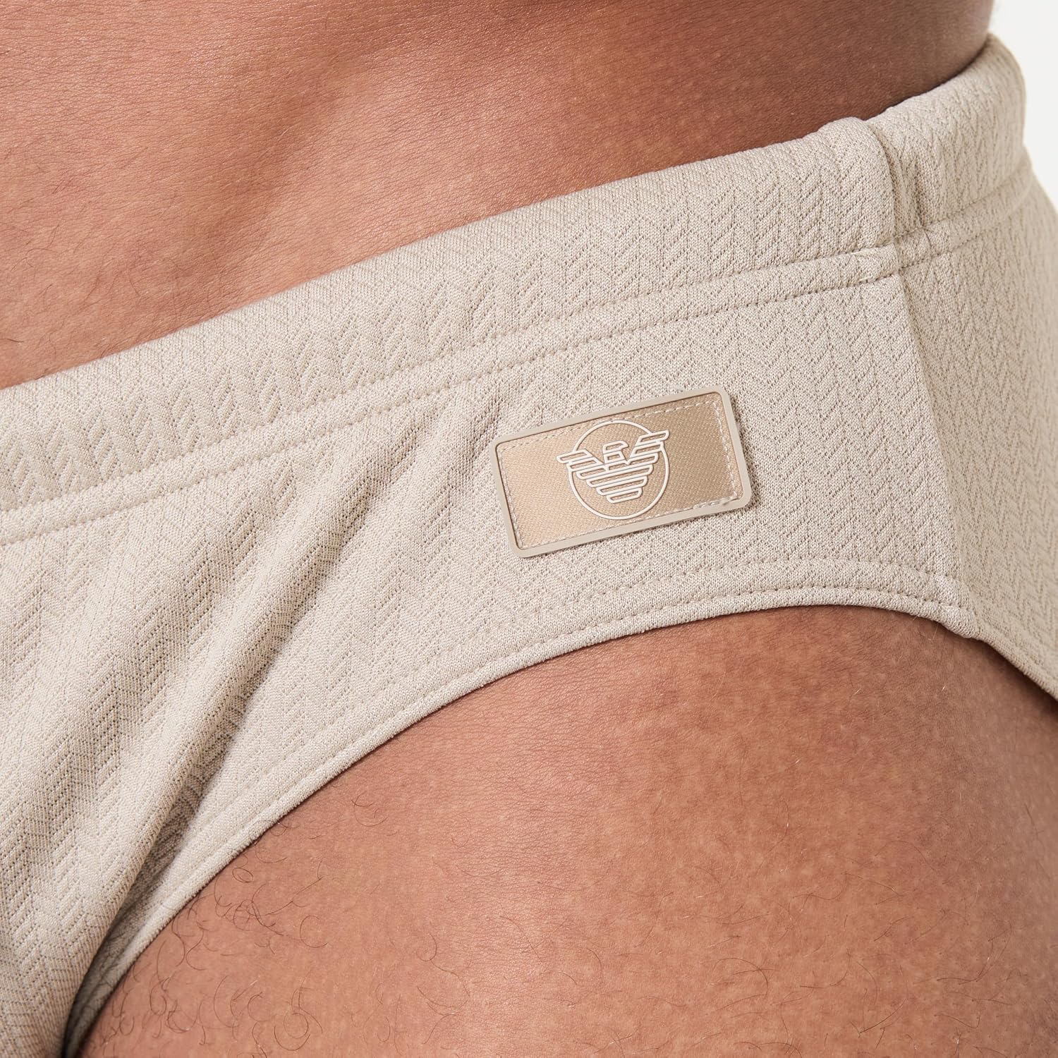 Detalle 2 de Emporio Armani Brief Costume a Slip Uomo: stile sobrio e comfort quotidiano