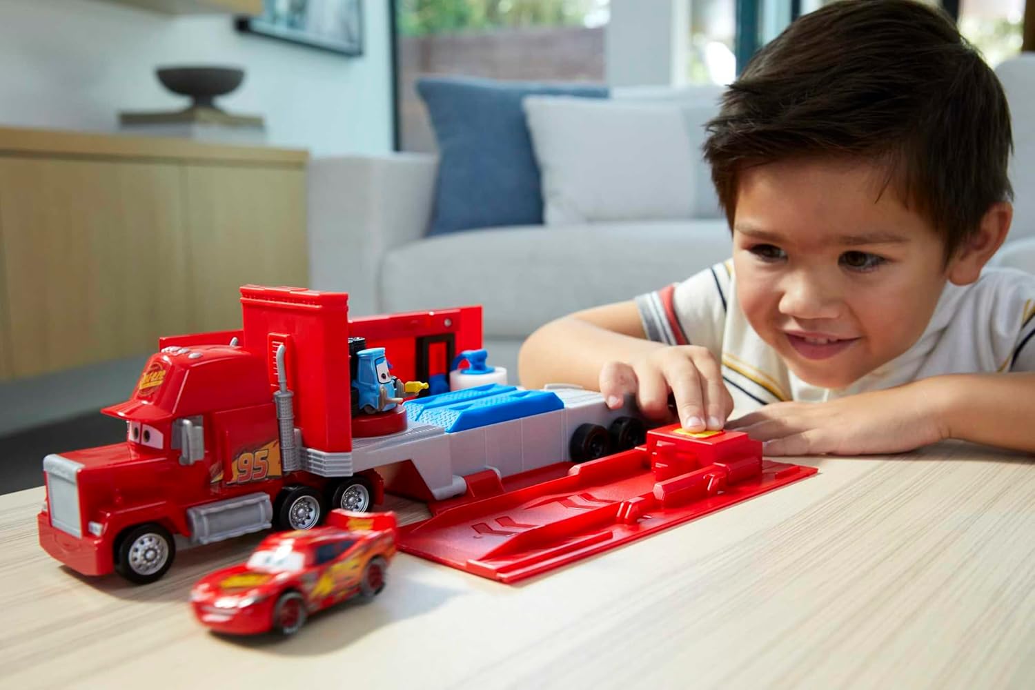 Thumbnail 1 de Disney Pixar Cars Tuning Mack Spielset 2-in-1