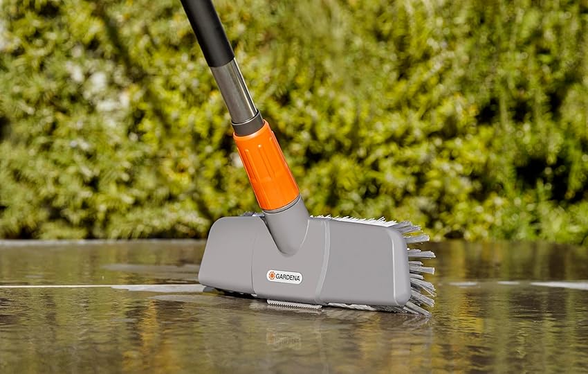 Detalle 2 de Gardena Escobillón Comfort Cleansystem con boquilla plana 5568-20