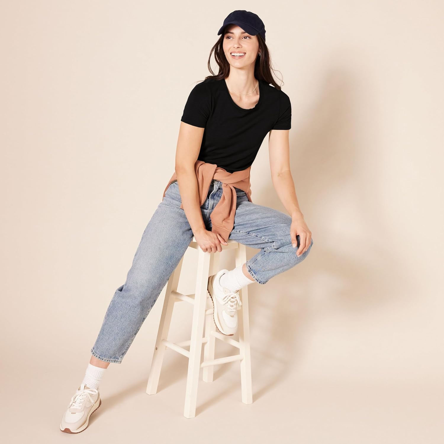 Thumbnail 4 de Amazon Essentials Women’s Regular-Fit Short-Sleeve T-Shirt (Crewneck & V-Neck) Multipacks