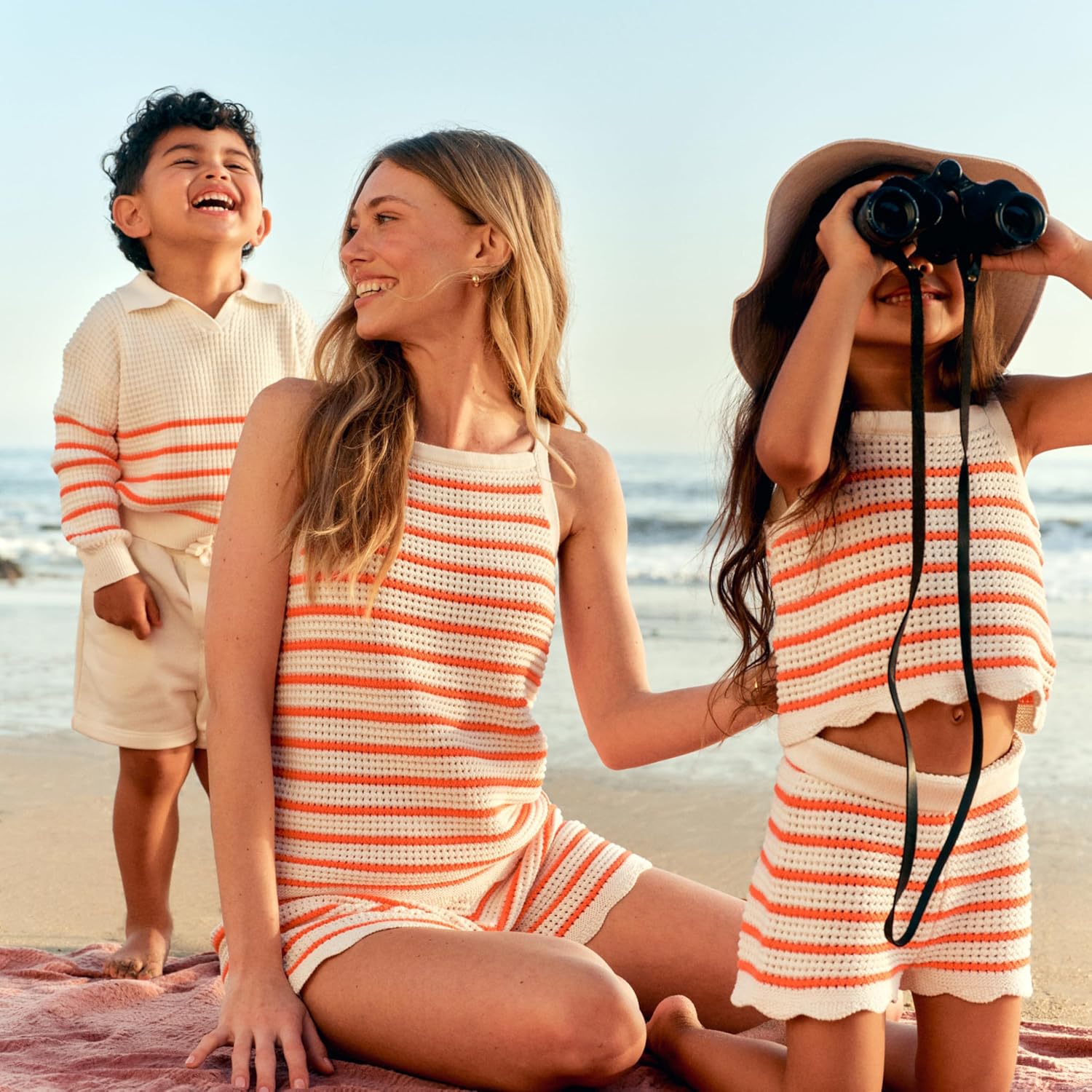 Detalle de Amazon Essentials x Sofia Grainge Set: maglie e canotte in cotone lavorato all’uncinetto, Mommy & Me