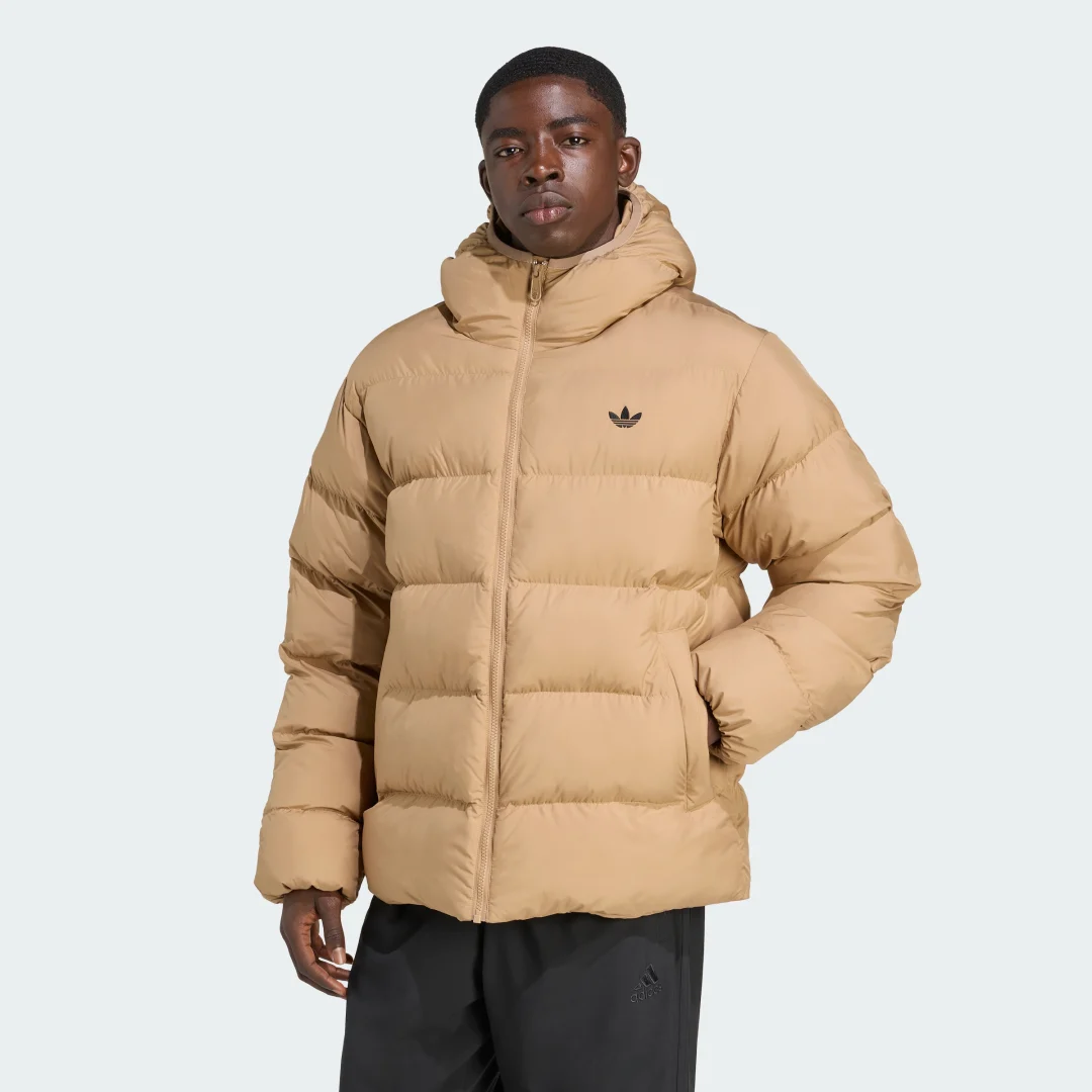 Detalle de Chaqueta con capucha Tonal Puffer de Adidas – marrón