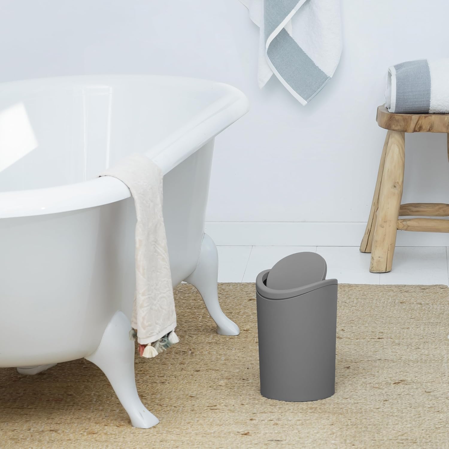 Detalle 2 de TATAY Cestino Bagno 6L con Coperchio Basculante Design Compatto Grigio (Standard)
