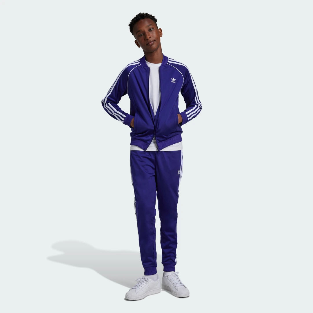 Detalle de Chaqueta SST Adicolor (Adolescentes) de Adidas – Violetas para el día a día
