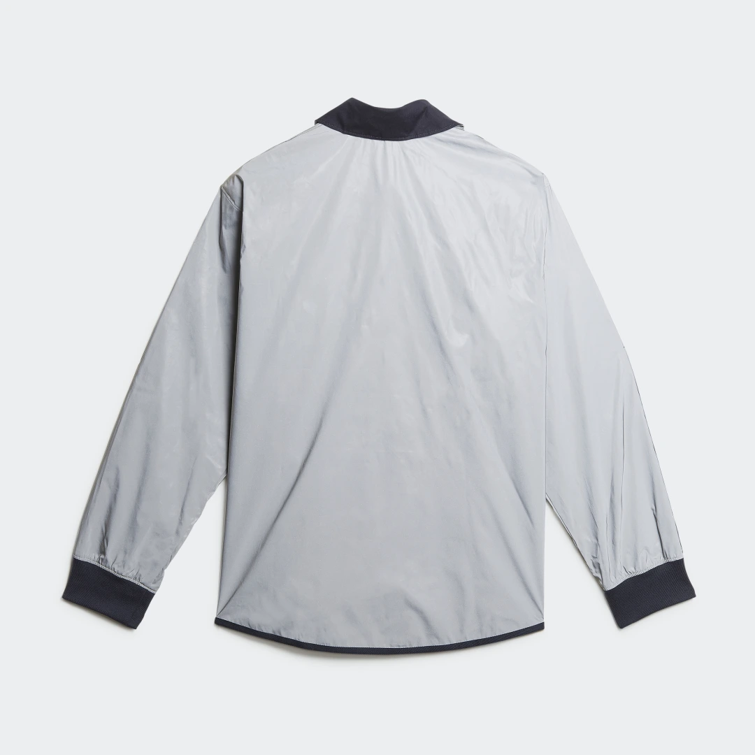 Detalle 2 de Chaqueta Coach Blondey de Adidas: conversación entre estilo plateado y comodidad funcional