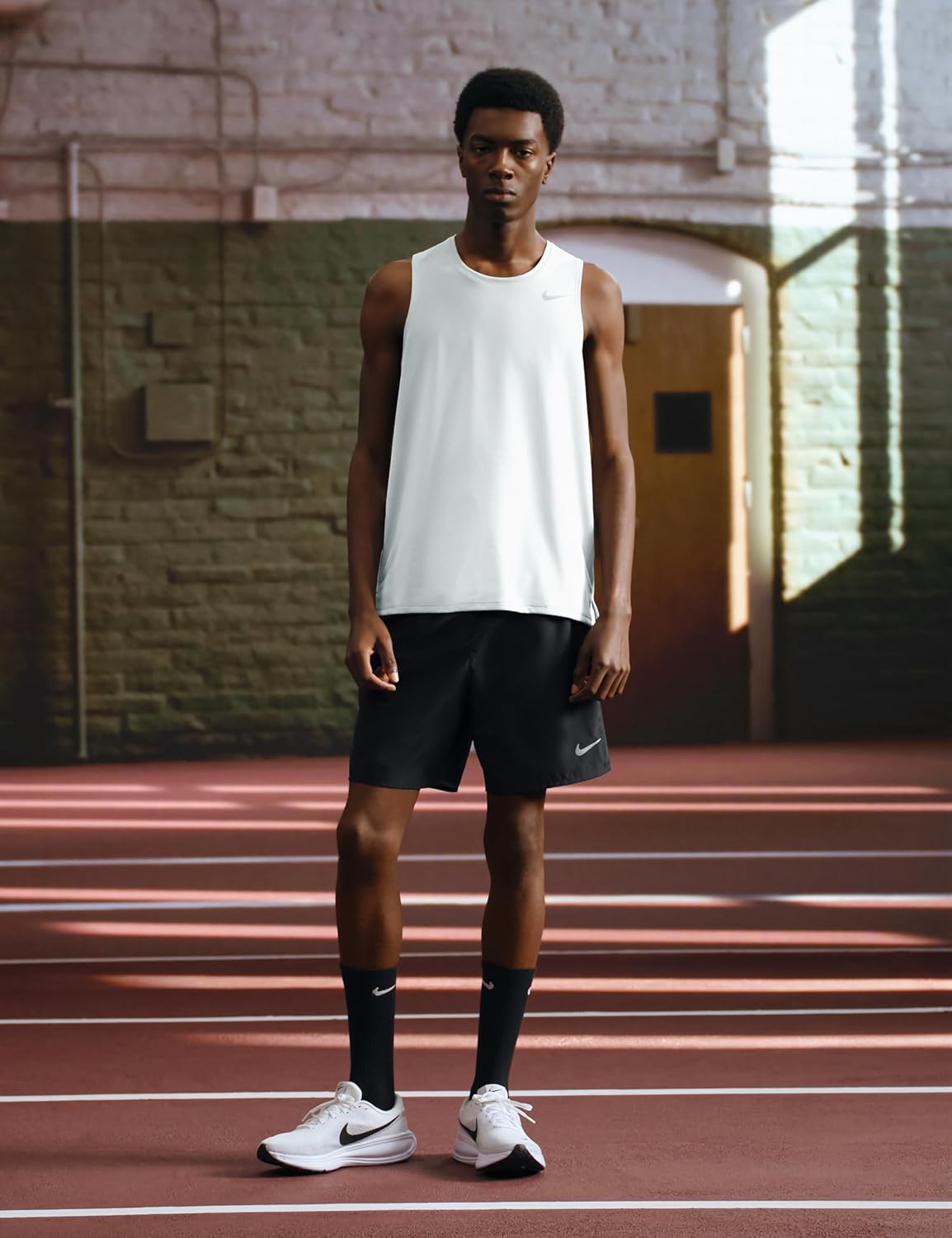 Detalle de Nike Men's Revolution 8 Sneaker: leggerezza, comfort e versatile everyday wear