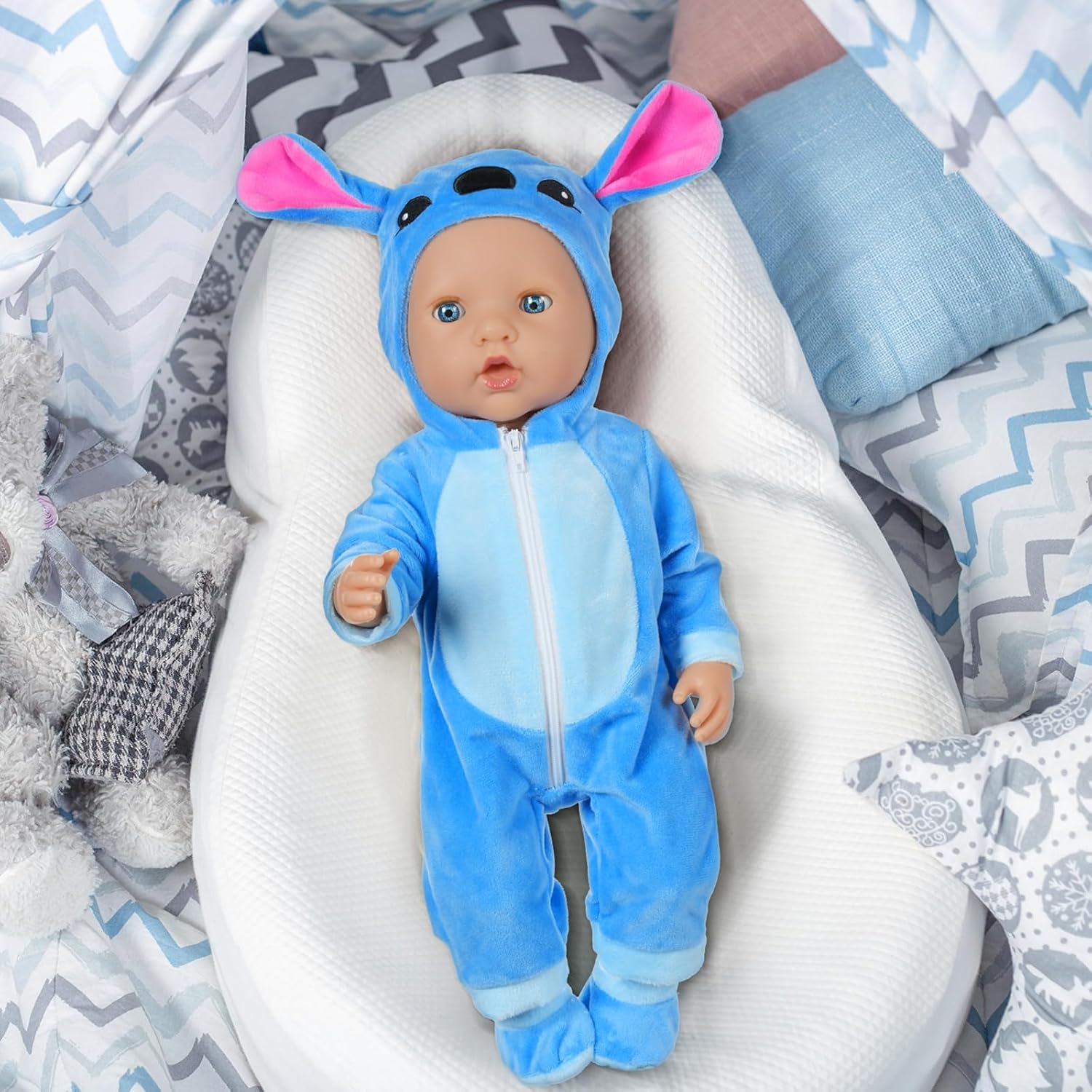 Thumbnail 6 de Aolso vestiti per bambole New Born Baby Doll: pagliaccetto blu con cappello, calzini e gruccia (per bambole 35–45 cm)
