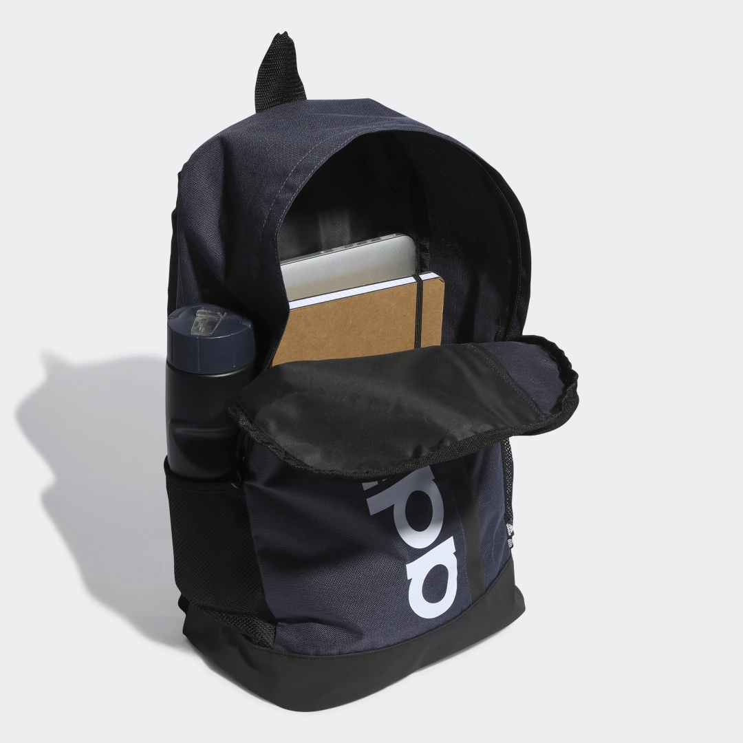 Detalle de Mochila Essentials Linear de Adidas: claridad y versatilidad para el día a día