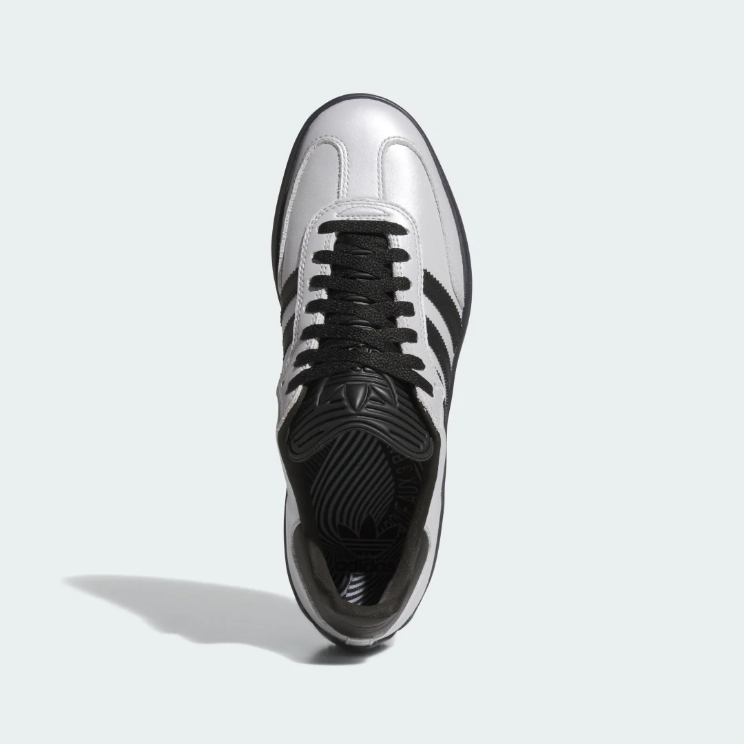Detalle de Zapatilla Puig Samba de Adidas: estilo plateado para el día a día