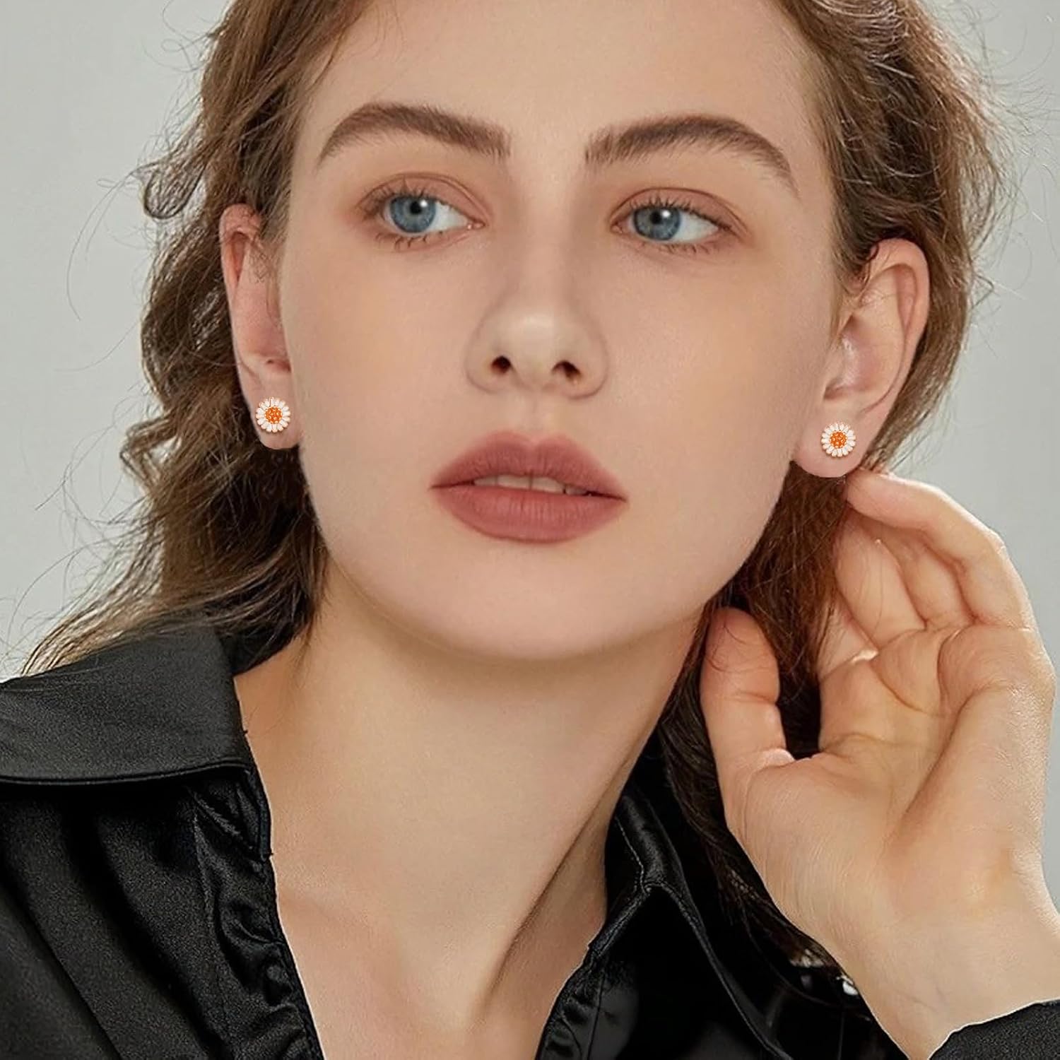 Detalle 2 de Kamise Silver Stud Earrings for Women – 925 Sterling Silver Daisy with Zirconia
