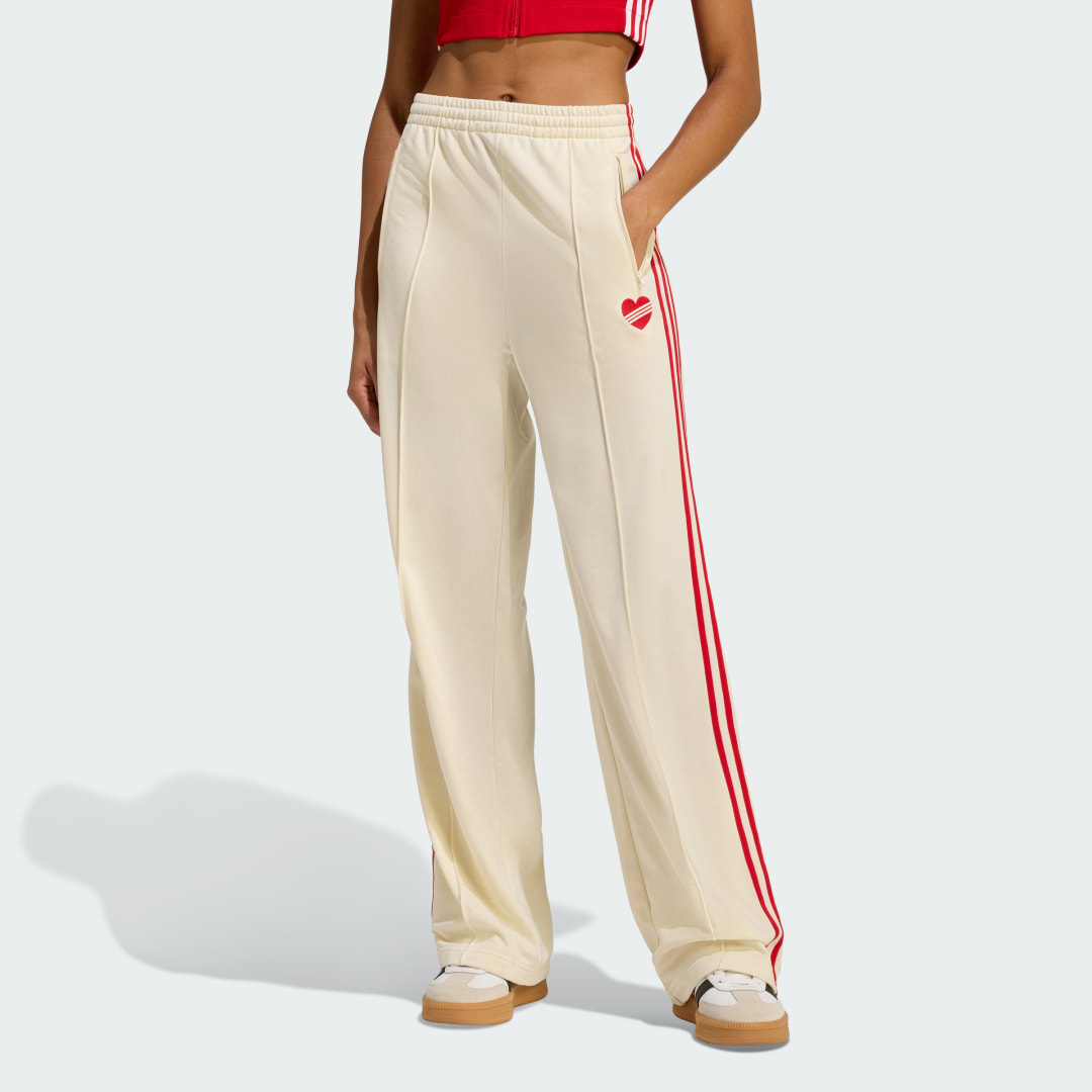 Detalle de PANTALÓN HOLGADO FIREBIRD de Adidas - mirada moderna a un clásico blanco