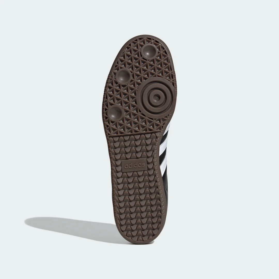Detalle de Zapatilla Samba OG de Adidas: estilo clásico en negro para el día a día