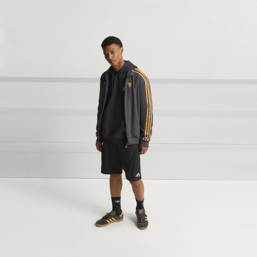 Detalle 2 de Chaqueta deportiva Terrace Icons Manchester United de Adidas (negra)