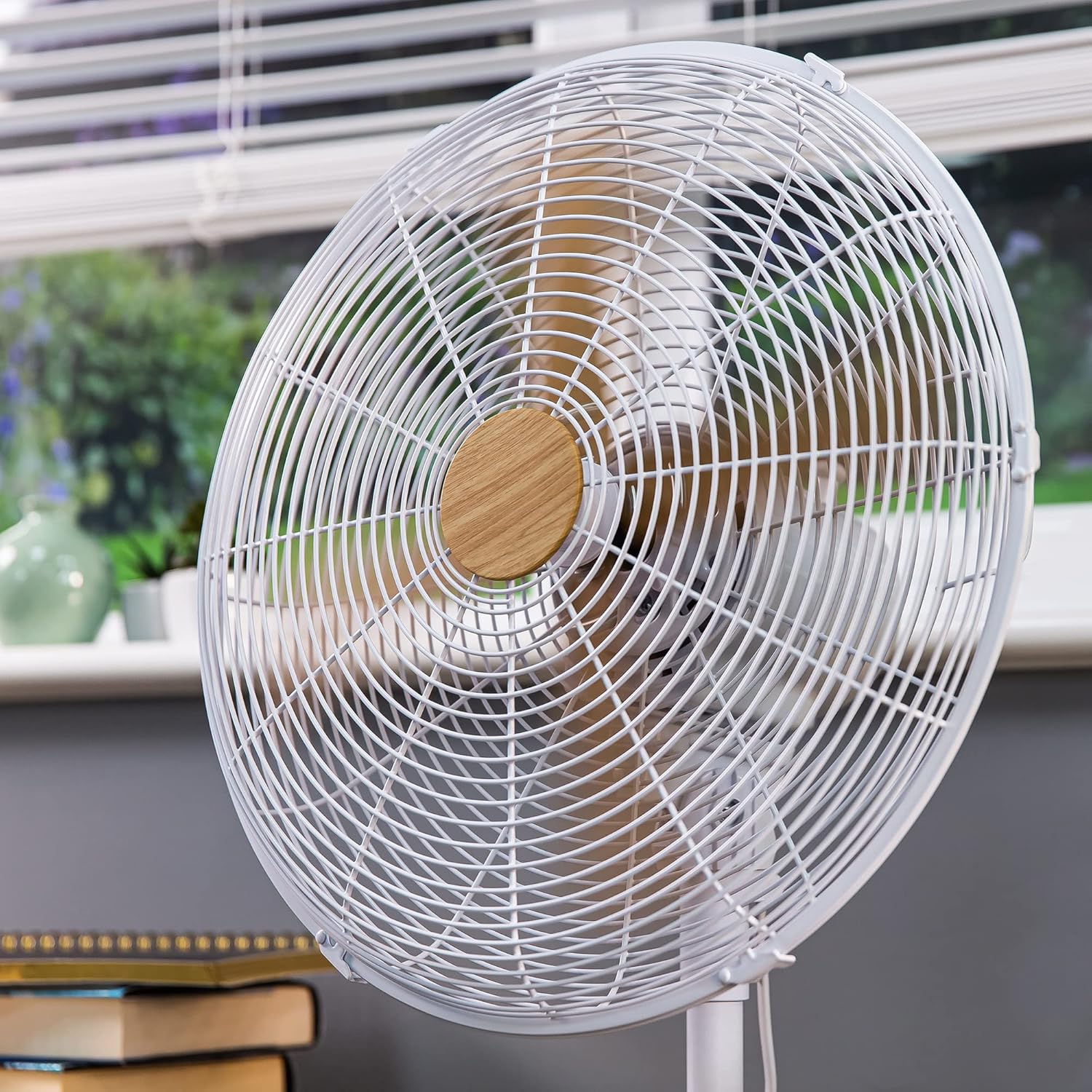 Thumbnail 3 de Russell Hobbs RHMPF1601WDW 16" Scandi Electric Pedestal Fan (White & Wood Effect)