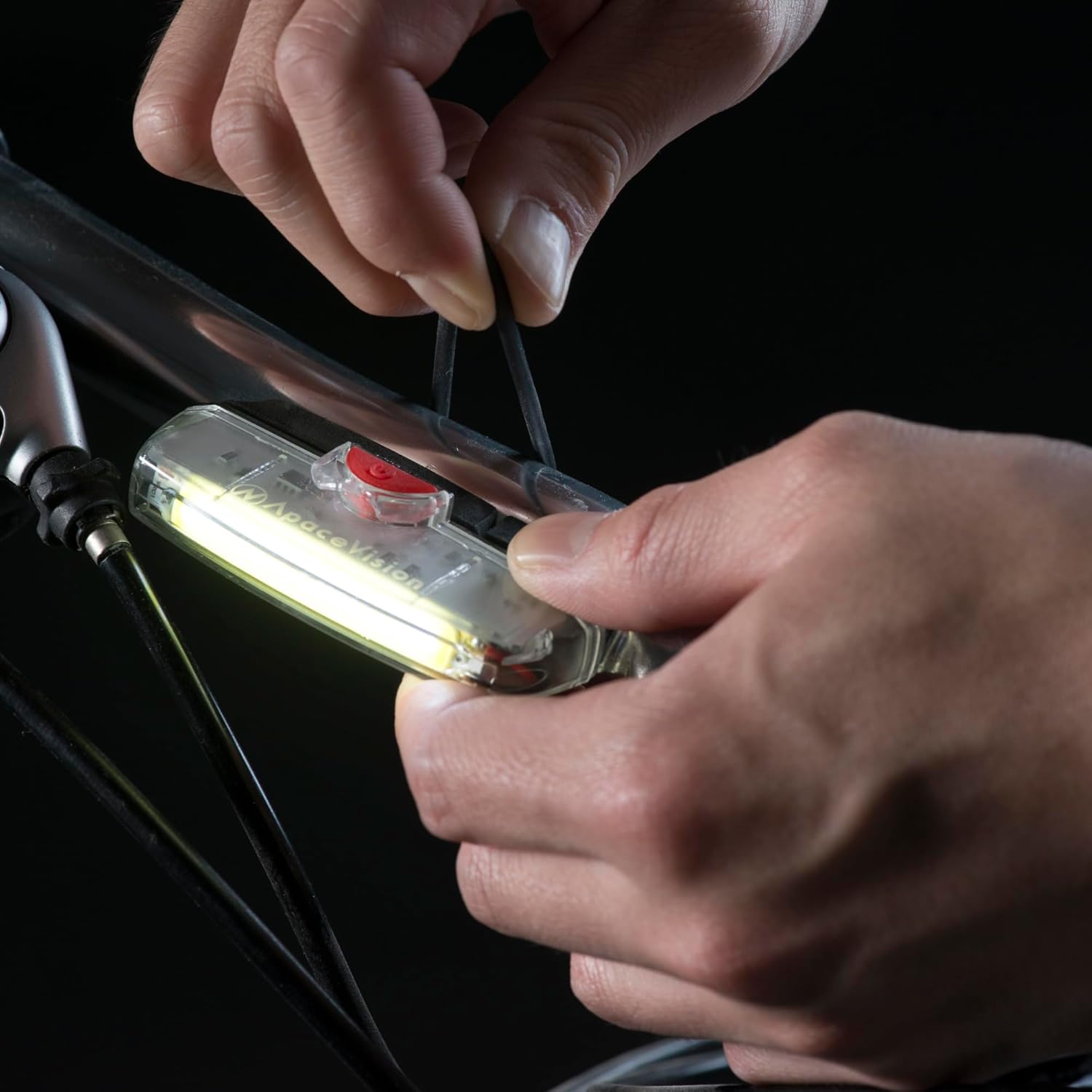 Detalle de Apace Front USB Rechargeable Bike Light 1