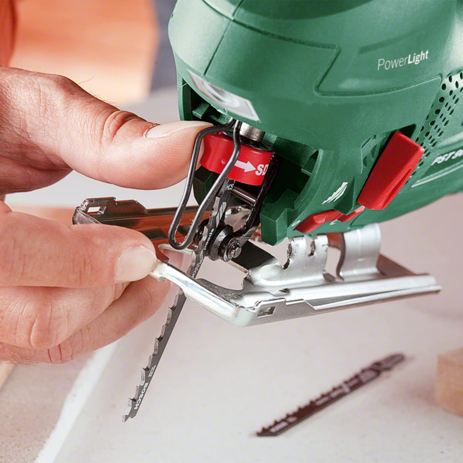 Detalle de Bosch PST 900 PEL sticksåg, 620 W med CutControl och 500–3 100 slag/min