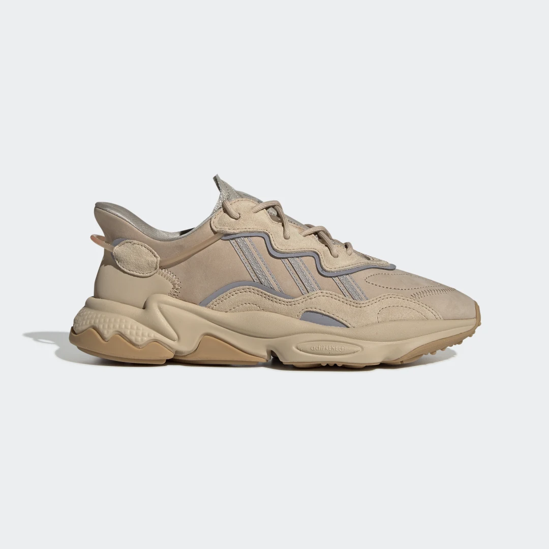 Detalle de Zapatilla OZWEEGO de Adidas: estilo y confort para el día a día