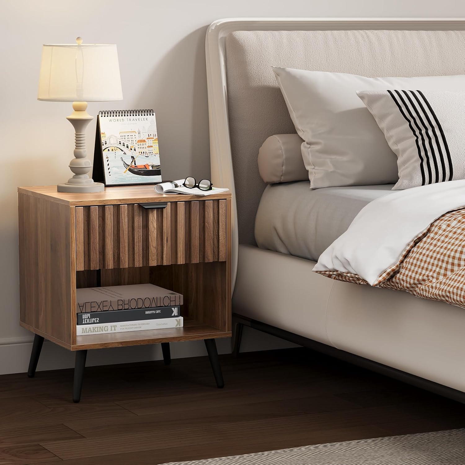 Thumbnail 6 de Walnut nightstand with fluted drawer