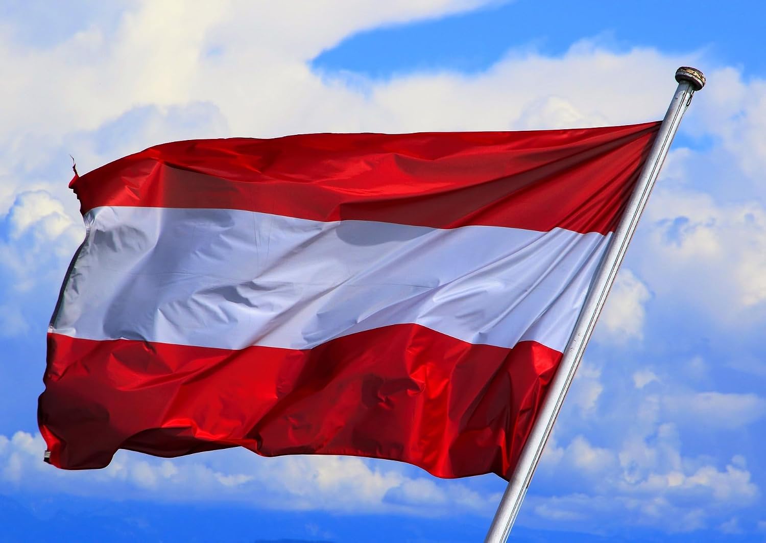 Detalle de Österreichische Fahne 90×150 cm – strapazierfähige Polyesterflagge mit Messingösen