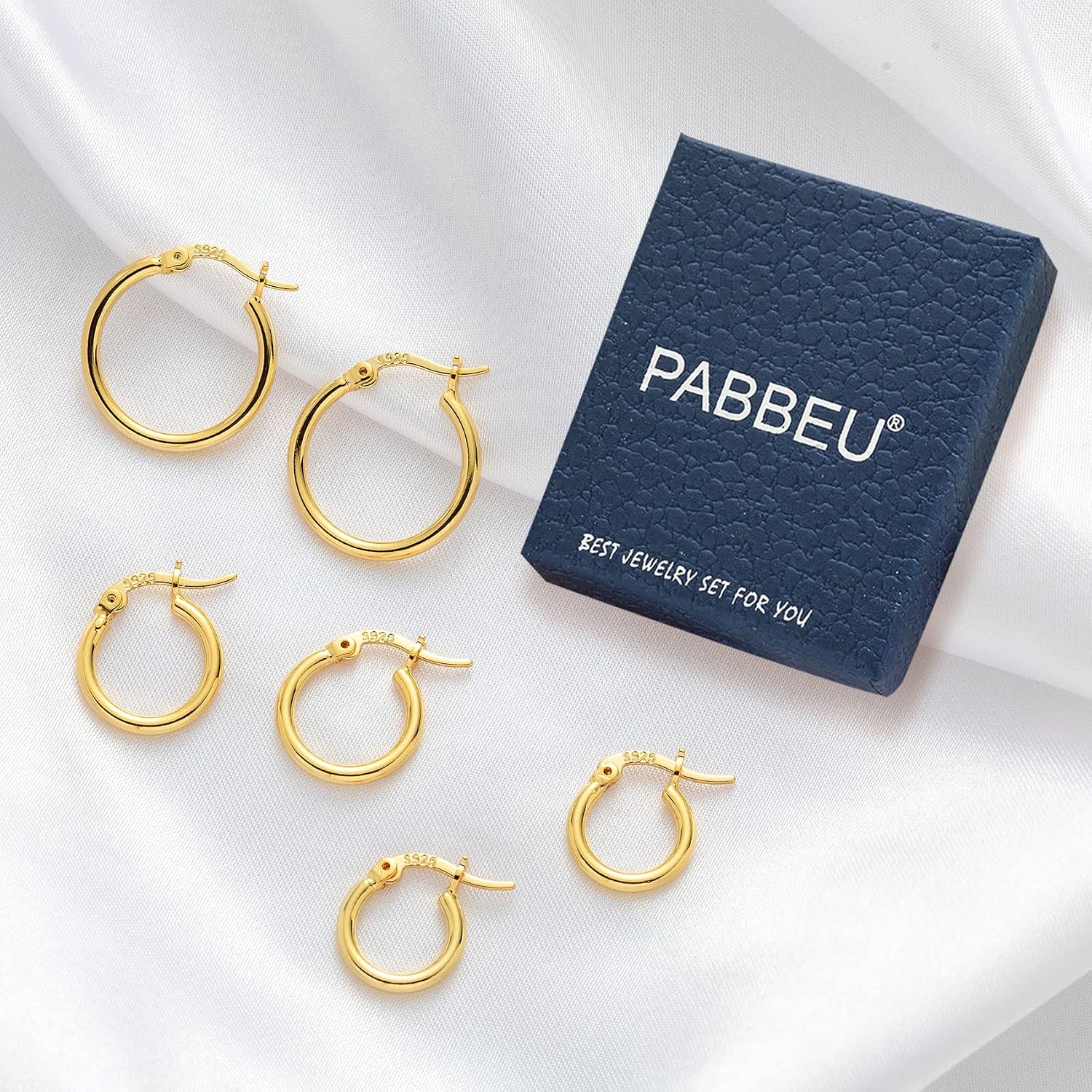 Detalle 2 de PABBEU Gold Hoop Earrings Set, Sterling Silver Posts, 13/15/20 mm