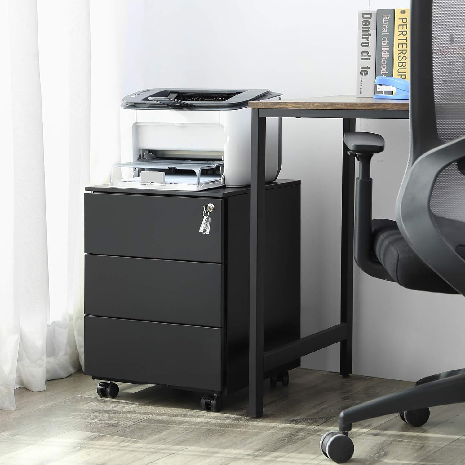 Detalle 2 de SONGMICS OFC63BK Cassettiera da ufficio con ruote e chiusura, 3 cassetti per scrivania (45 x 39 x 54 cm) in nero opaco
