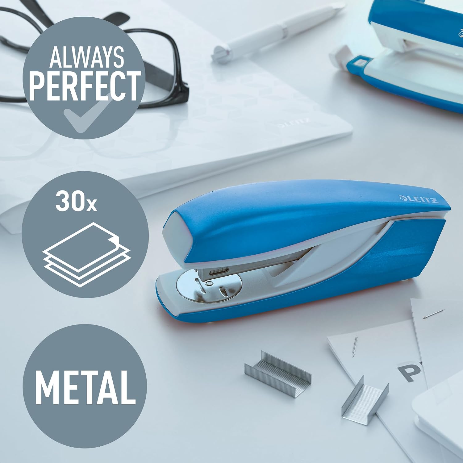 Detalle 2 de Leitz Stapler, 30 Sheet Capacity, Ergonomic Metal Body in Metallic Blue (55021036)