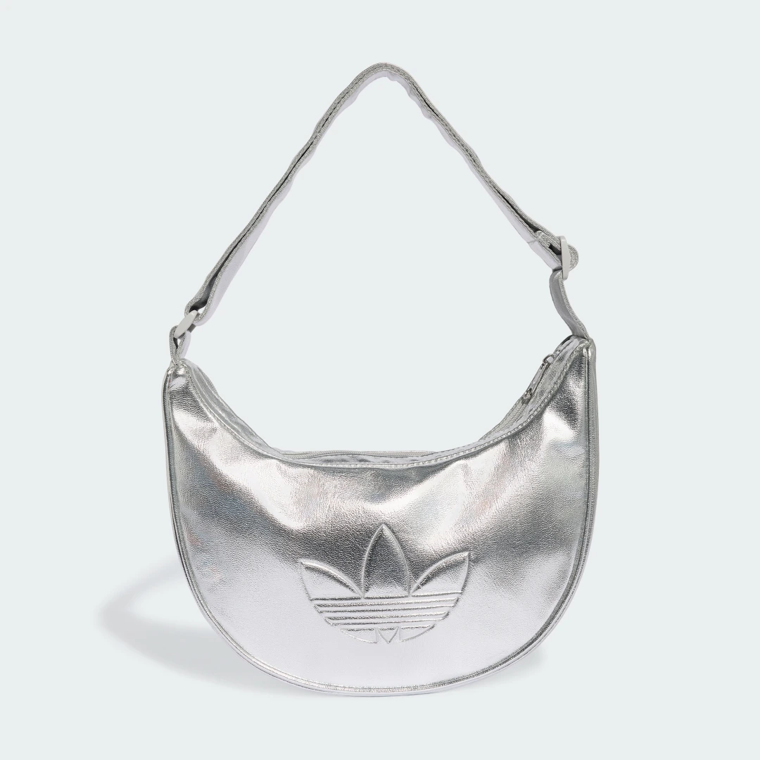 Detalle de Bolso Adidas Adicolor Half Crescent de piel sintética metalizada