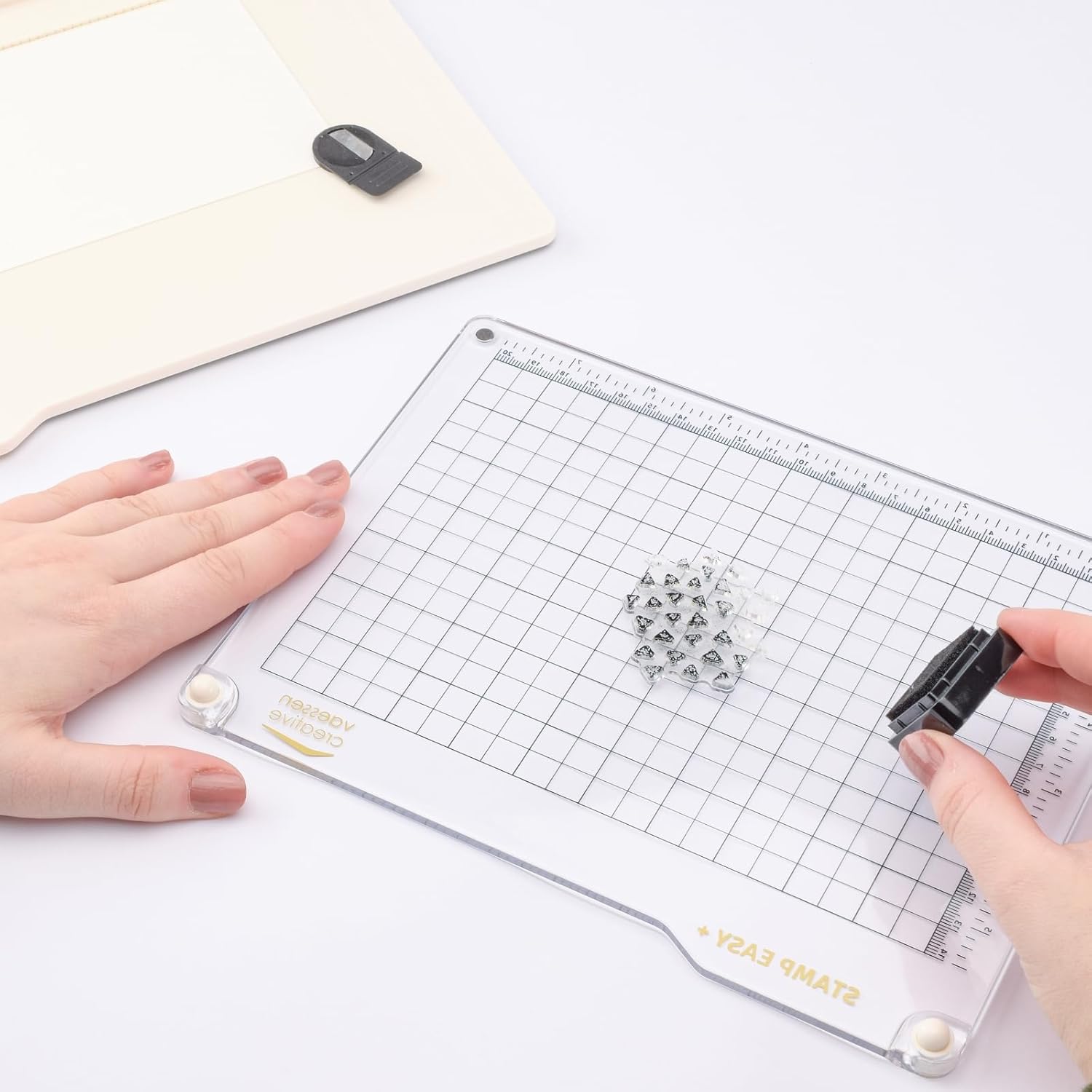 Detalle 2 de Vaessen Creative Stamp Easy+ Presse Couvercle Amovible pour Tamponner — 22 x 16,6 cm