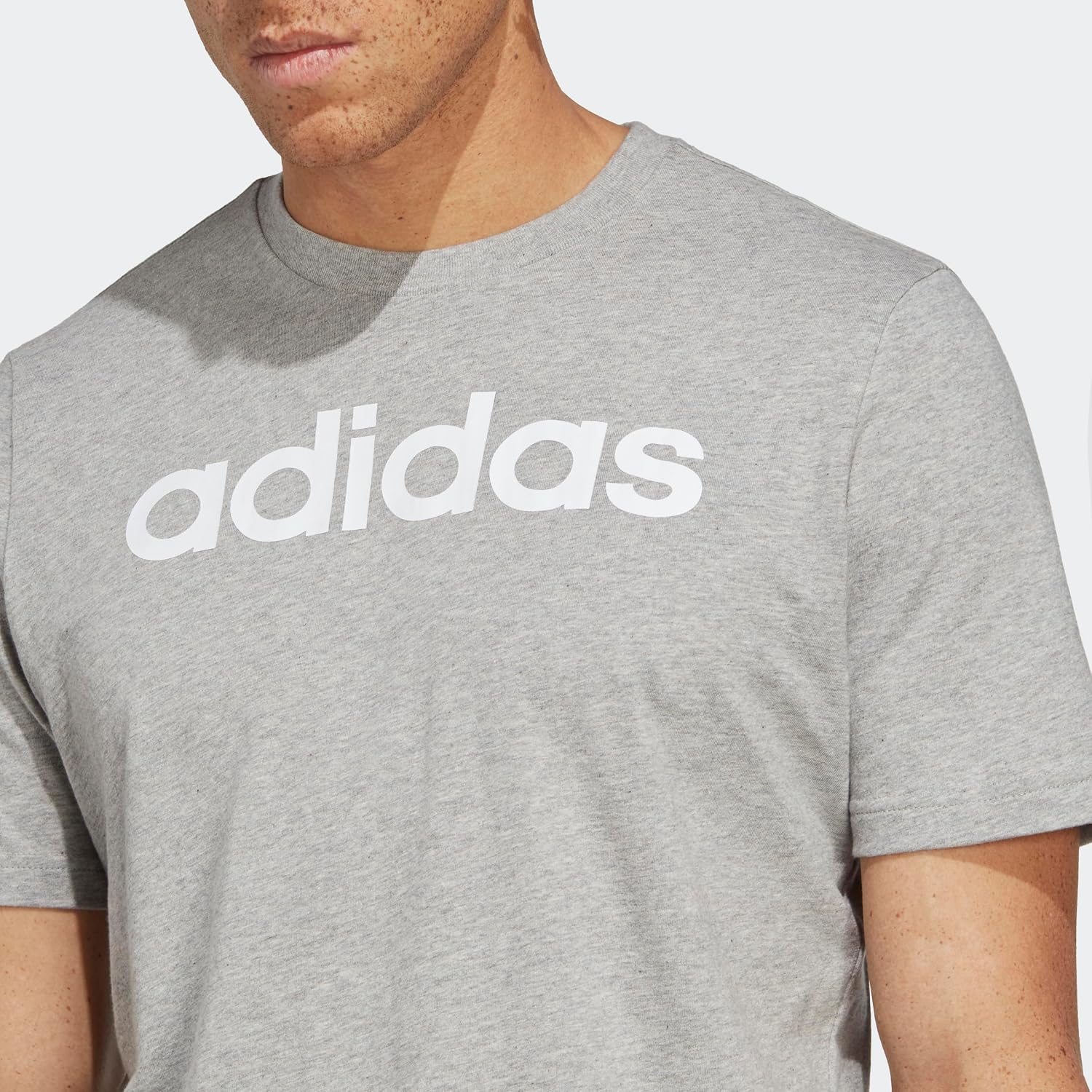Detalle 2 de adidas Linear SJ Tee – bawełniany T-shirt z wyrazistą grafiką na piersi