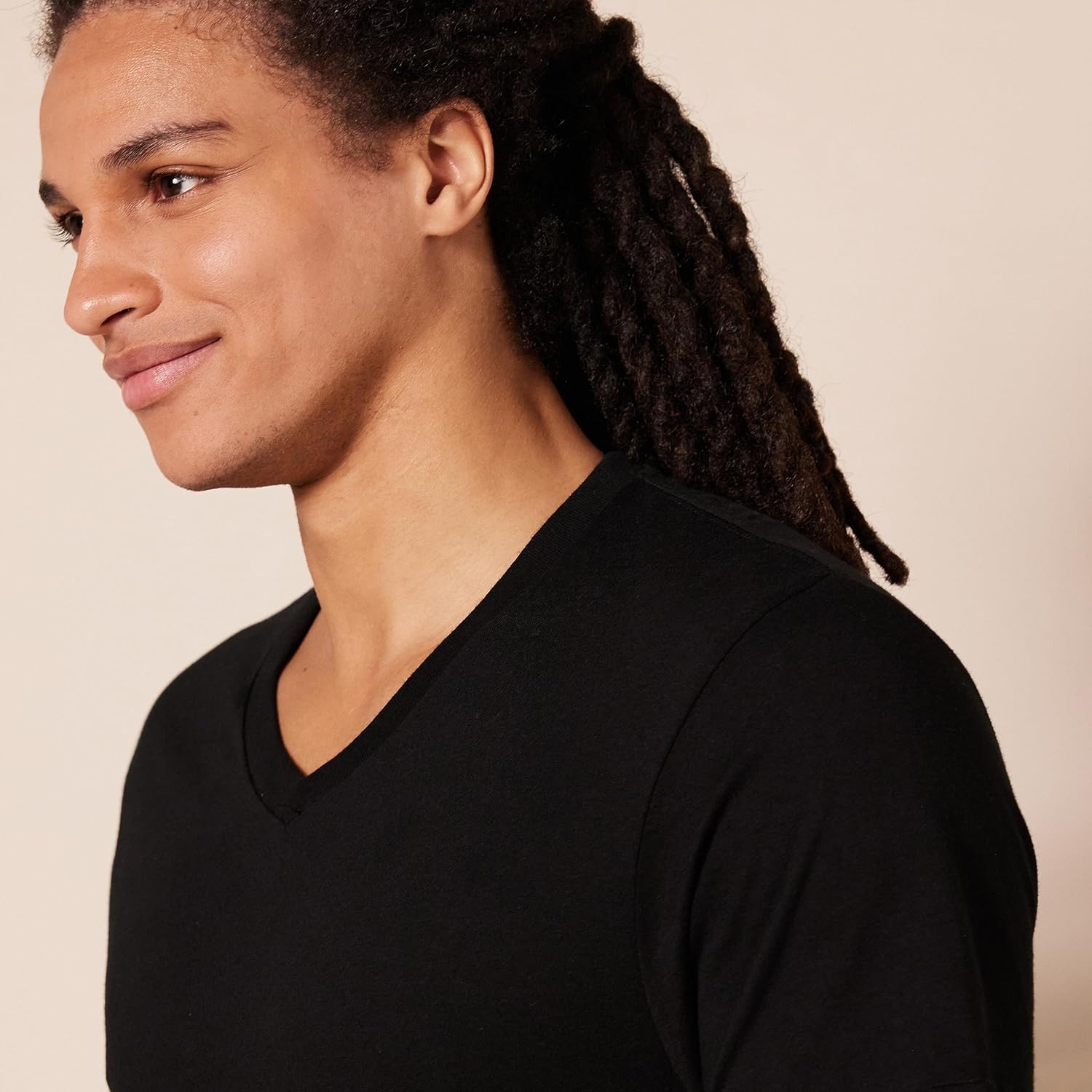 Thumbnail 4 de Amazon Essentials Men's V-Neck Undershirt, Breathable Cotton, Pack of 6