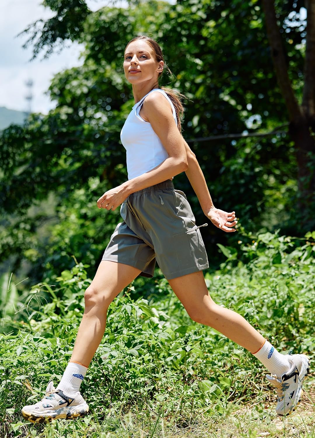Detalle de Willit Women's 5''/7'' Hiking Cargo Shorts — Lightweight, Quick-Dry, Sun-Protective with Zip Pockets
