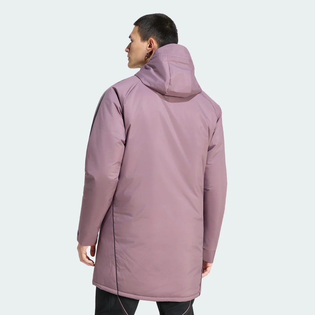 Detalle de Parka Real Madrid 25/26 Stadium de Adidas: estilo y abrigo para seguidores fieles