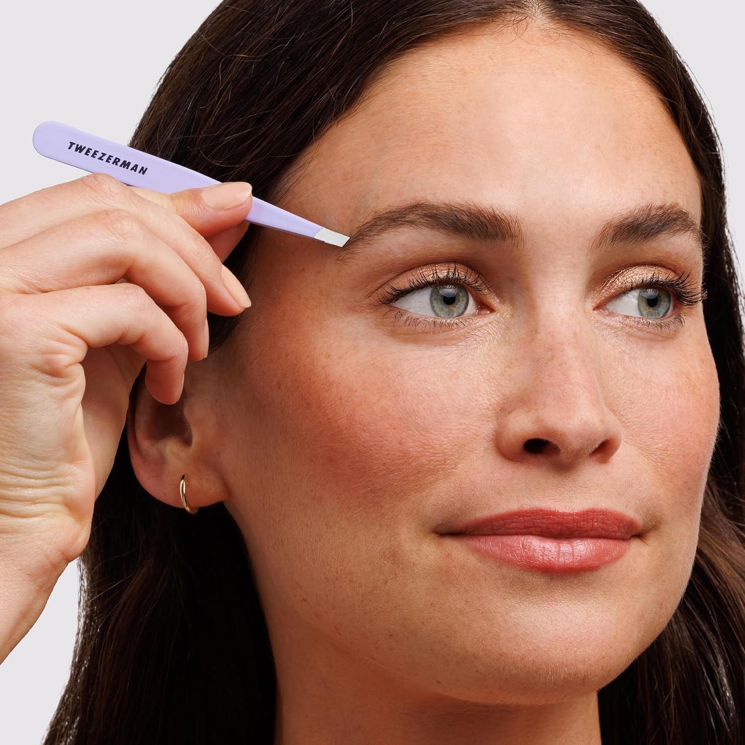 Detalle de TWEEZERMAN Slant Tweezer for Eyebrows, Lavender Stainless Steel, 25° Tip