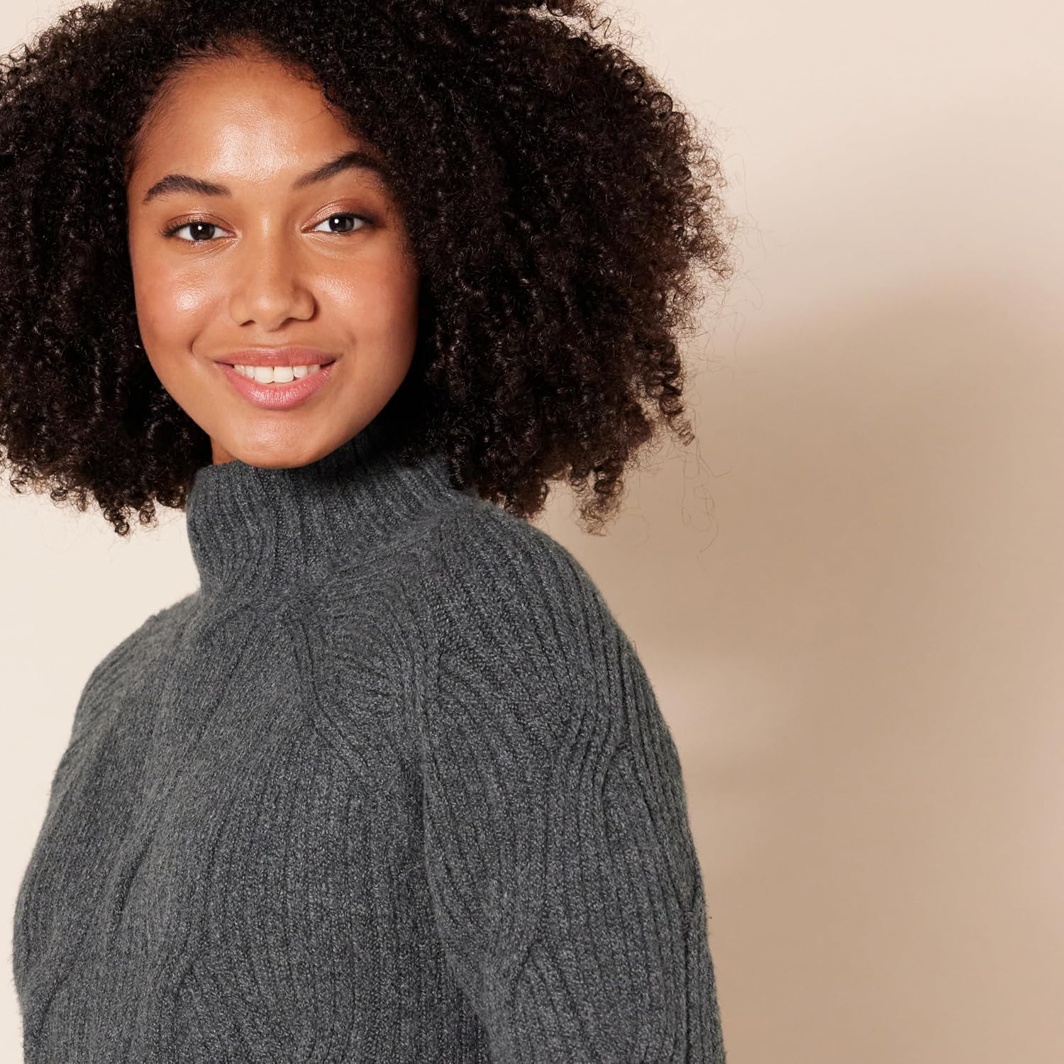 Detalle de Amazon Essentials Women’s Soft Touch Cable Knit Funnel Neck Chunky Jumper