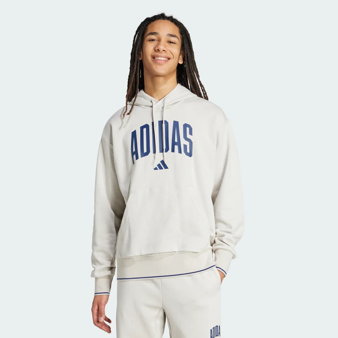 Detalle de Sudadera de estilo universitario con capucha de Adidas en Beige