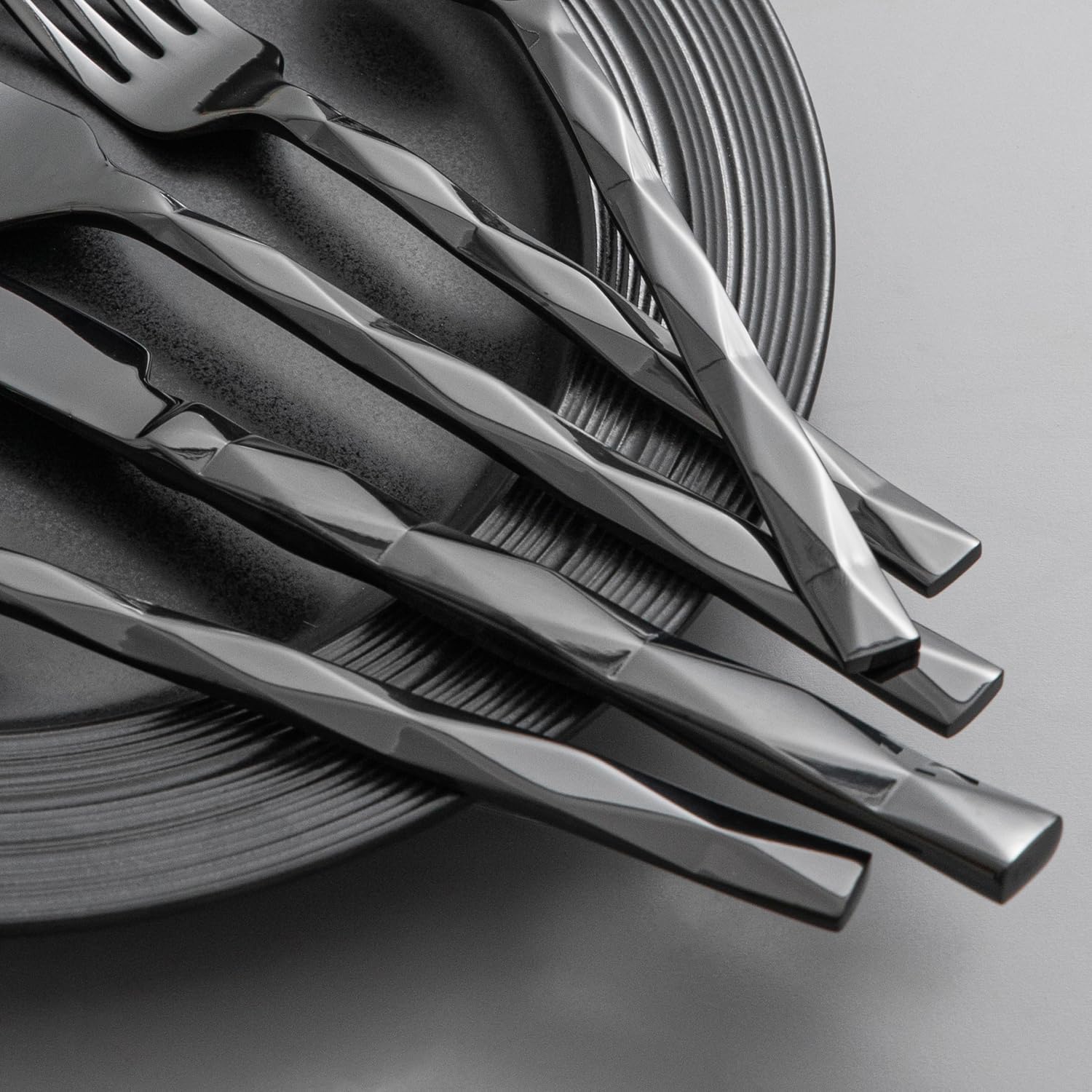 Detalle 2 de KINGSTONE Black 20-Piece Flatware Set with Diamond Cut Pattern 🍽