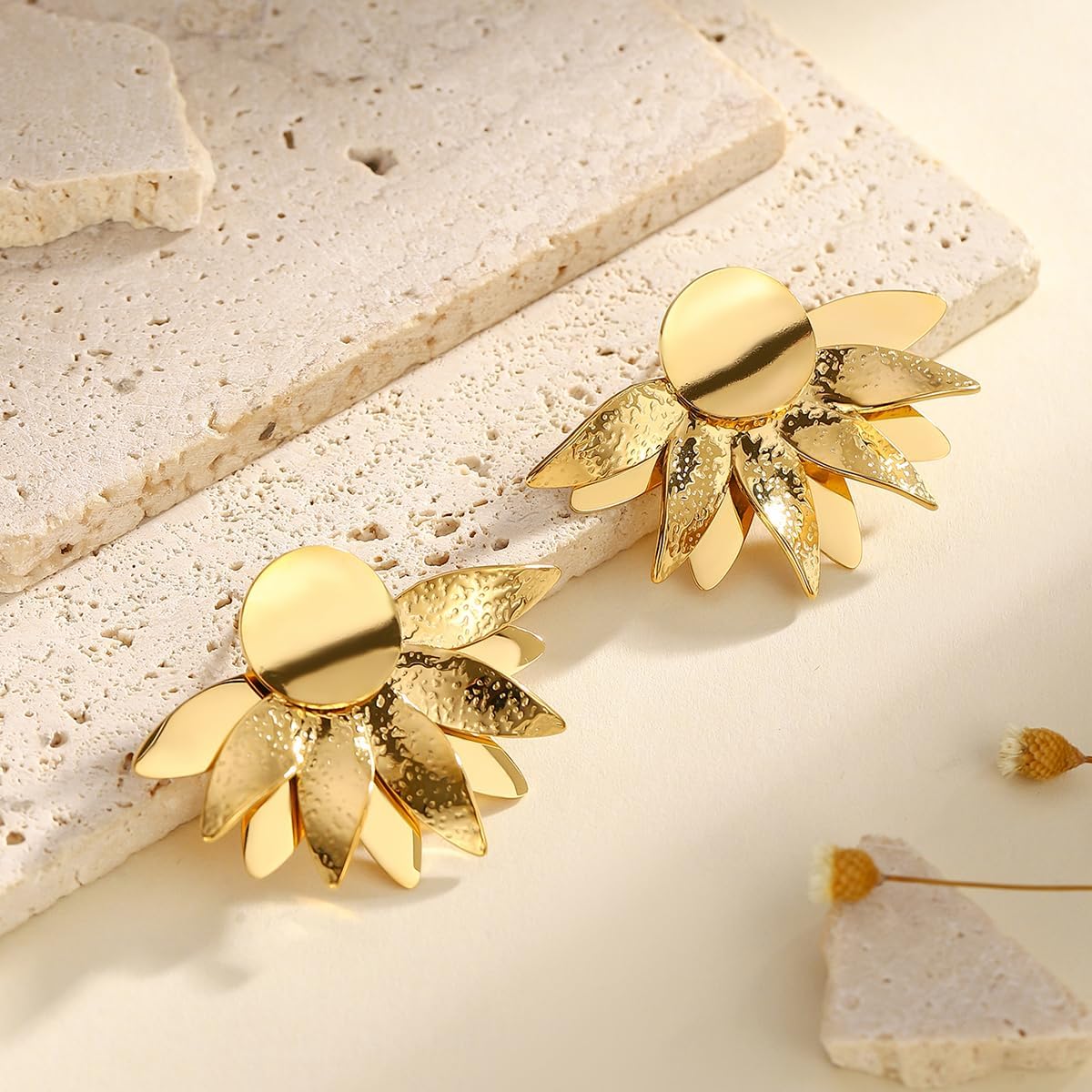 Detalle de Boucles d’oreilles fleur plaquées or 18 carats BUEMMR pour femmes