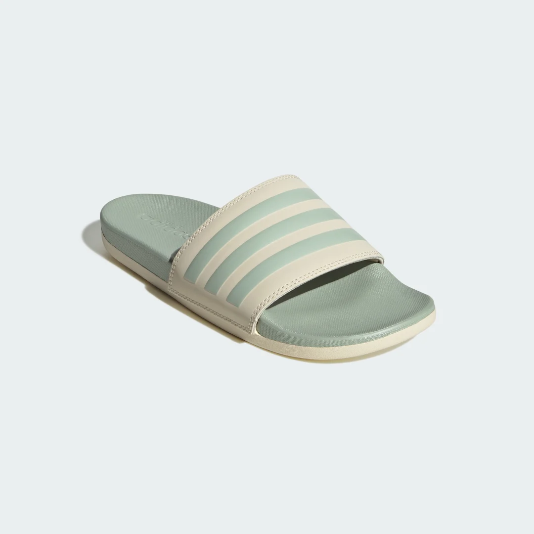 Detalle 2 de Adilette Comfort de Adidas — Chancla blanca para uso diario y playa