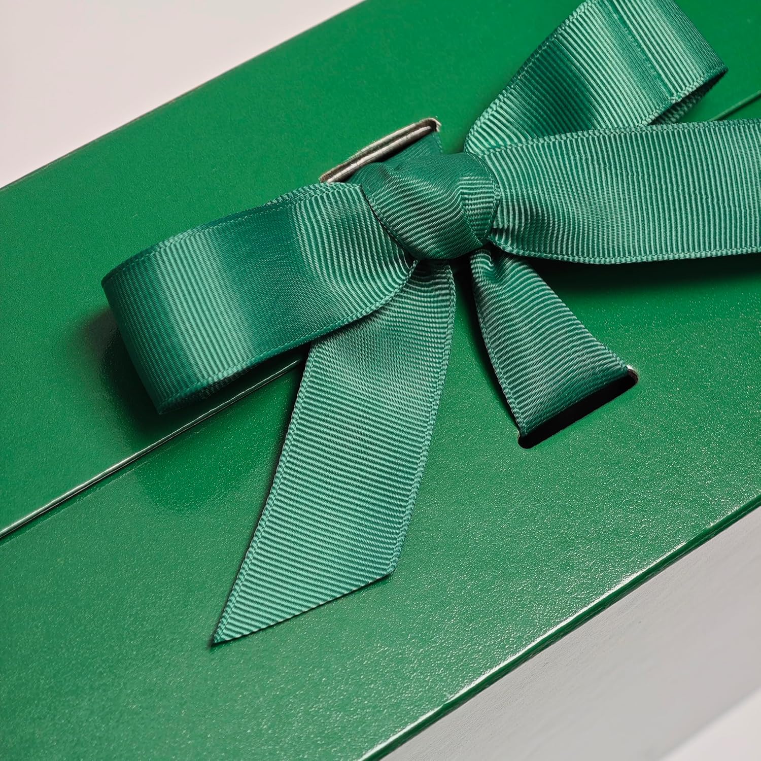 Detalle 2 de Tekhoho Grün große Geschenkbox mit Magnetdeckel und Schleife, 33,5 x 27 x 12,5 cm