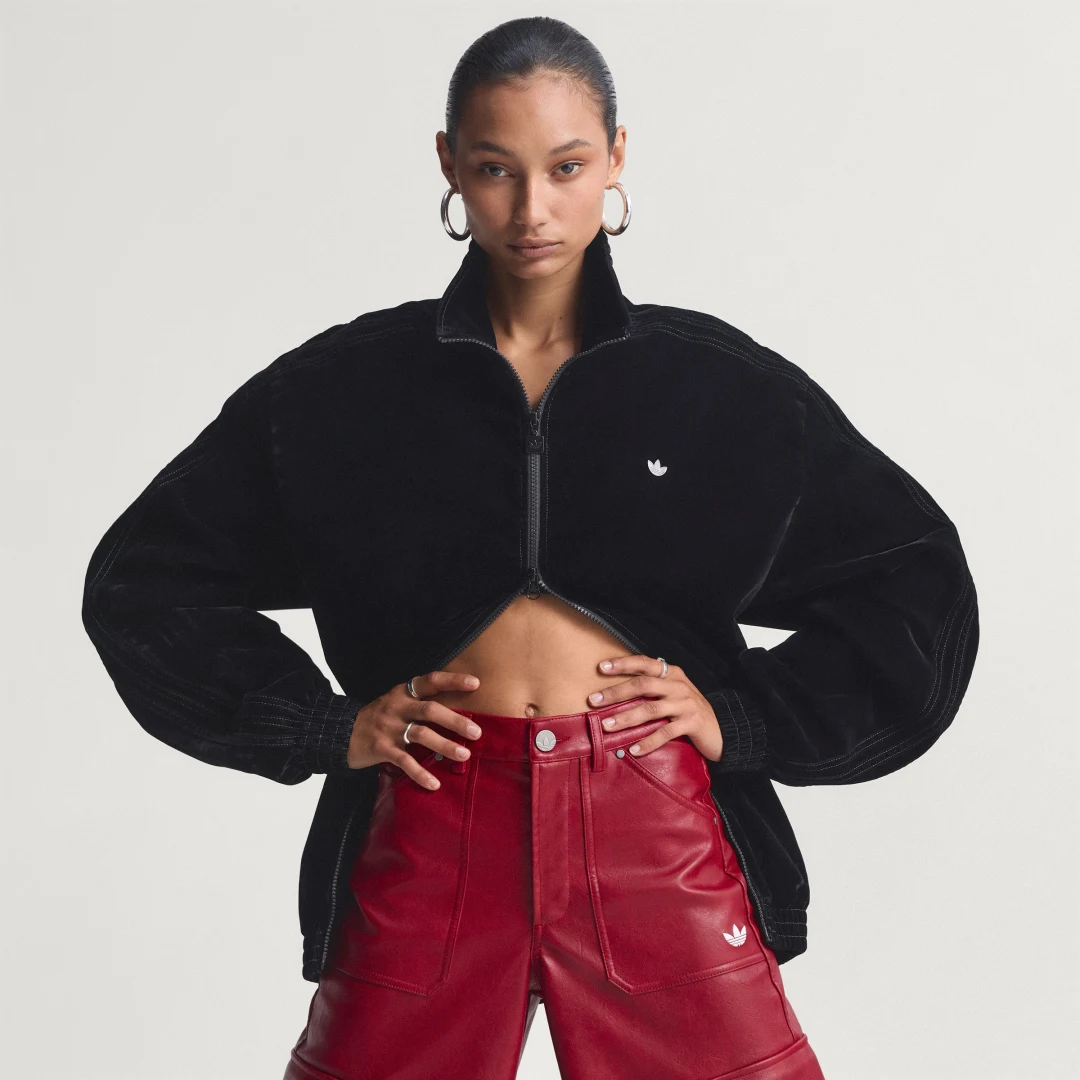 Detalle de Chaqueta deportiva Firebird holgada de sarga cepillada de Adidas – Negro