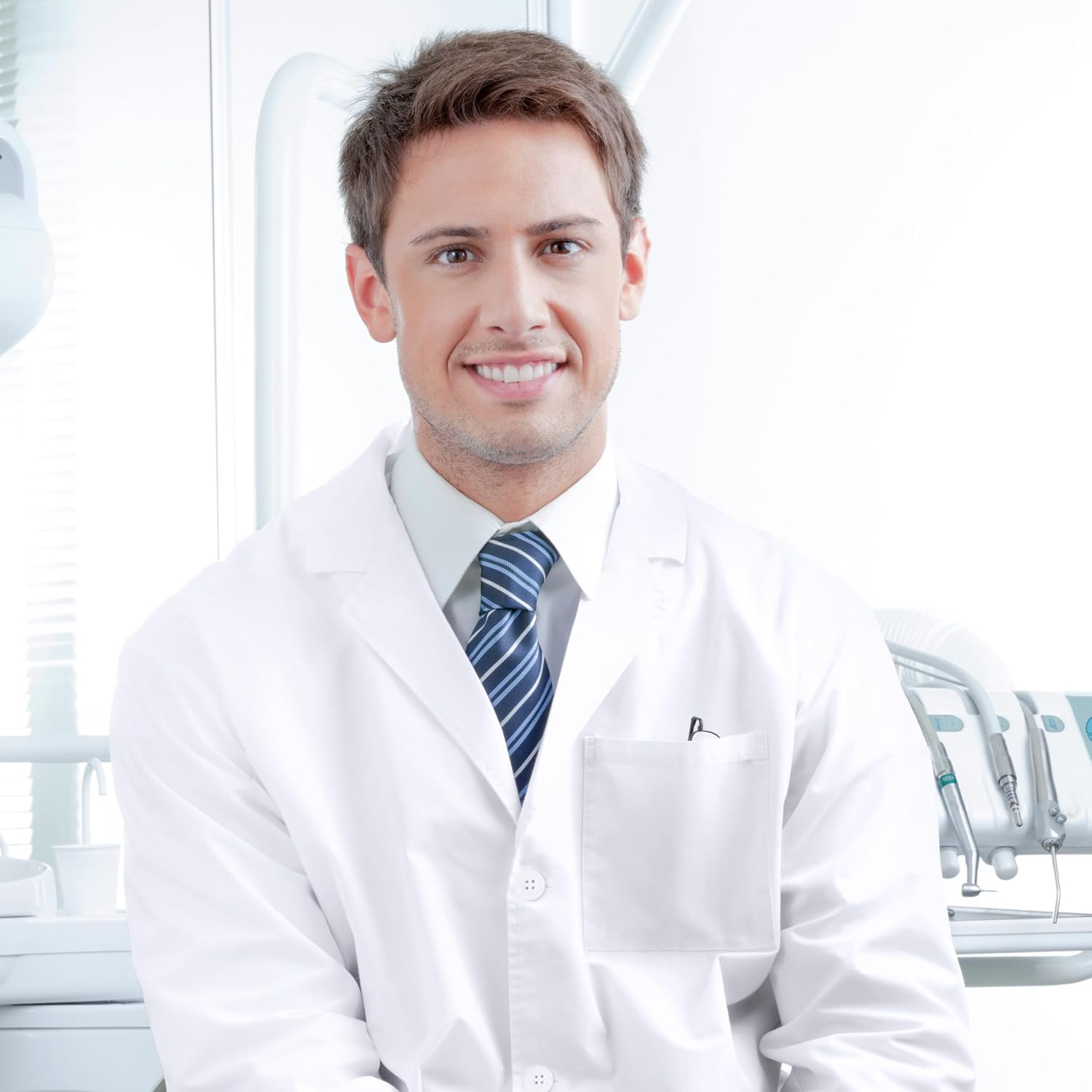 Detalle 1 de NY Threads labcoat men White Men's Lab Coat with 3 Pockets and Side-Slit Access