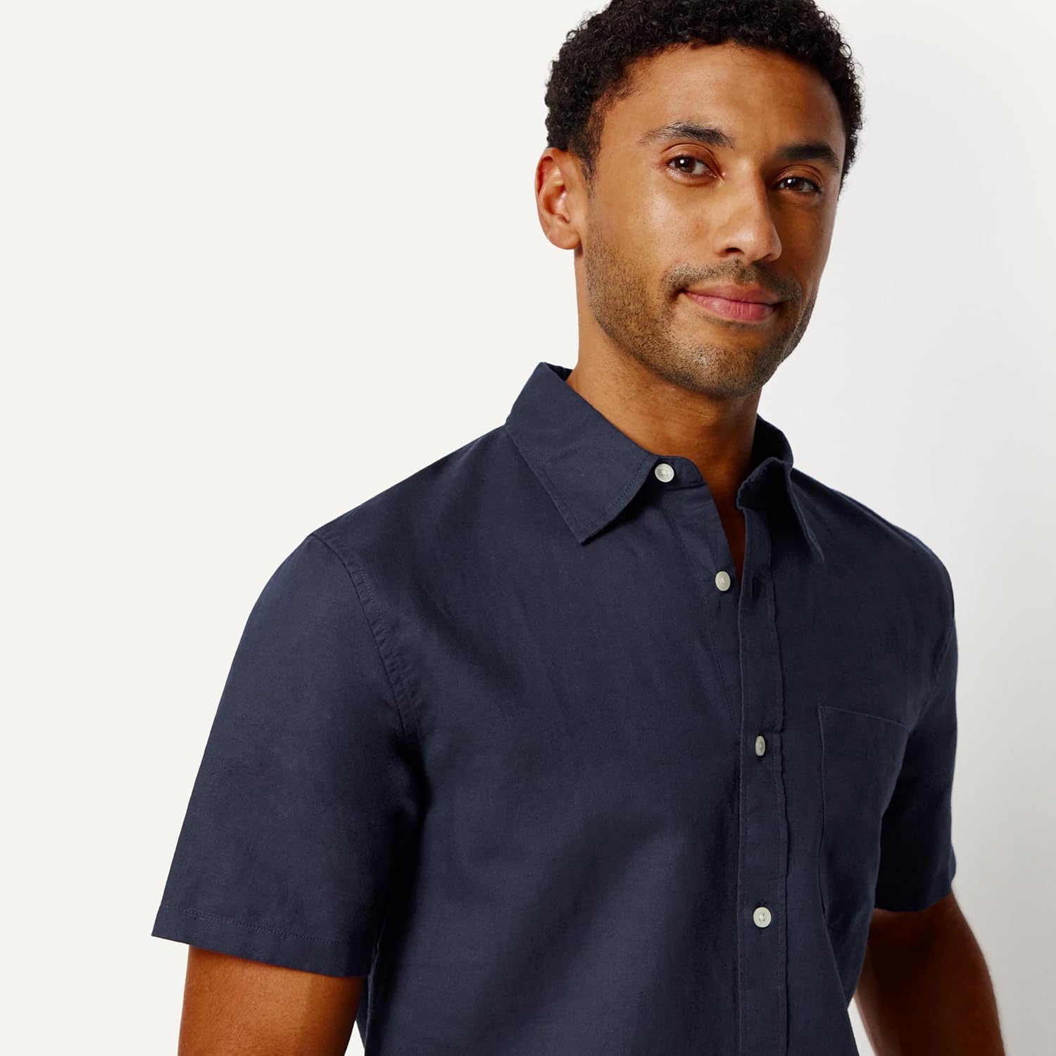 Detalle de Amazon Essentials Men's Regular-Fit Short-Sleeve Linen Shirt