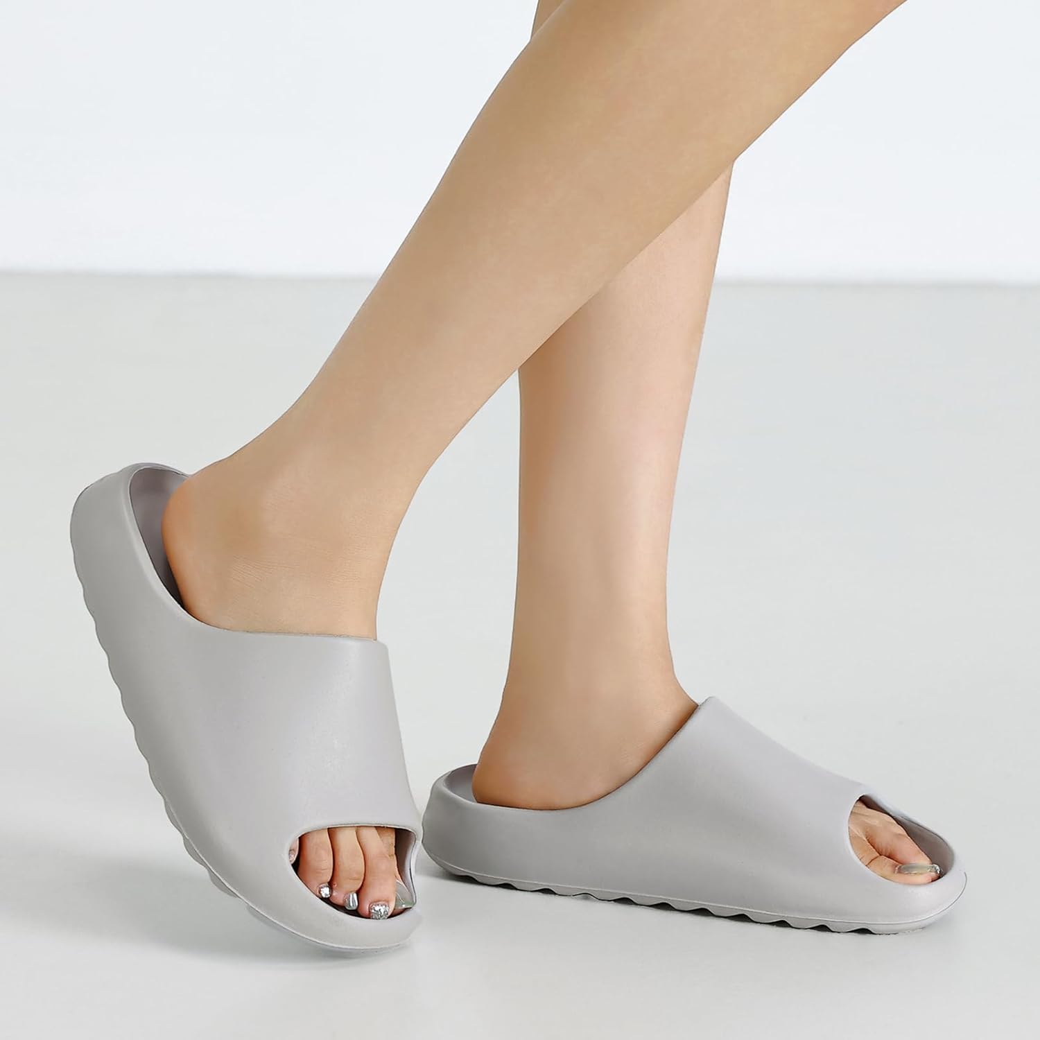 Detalle 2 de Cloud Sliders for Men and Women: Super Comfy Soft Pillow Slides