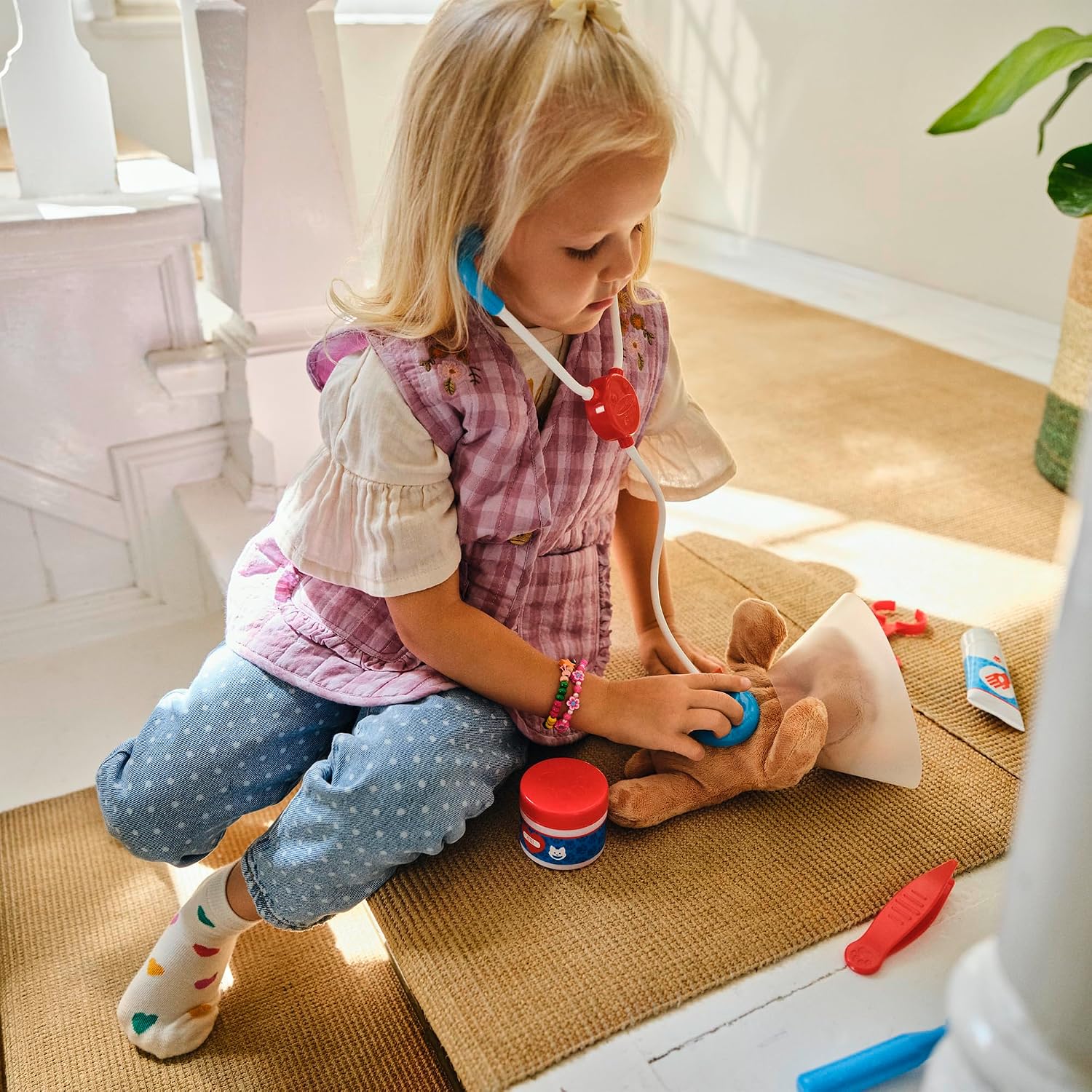 Detalle 2 de Melissa & Doug Examine and Treat Vet Play Set 24-Piece
