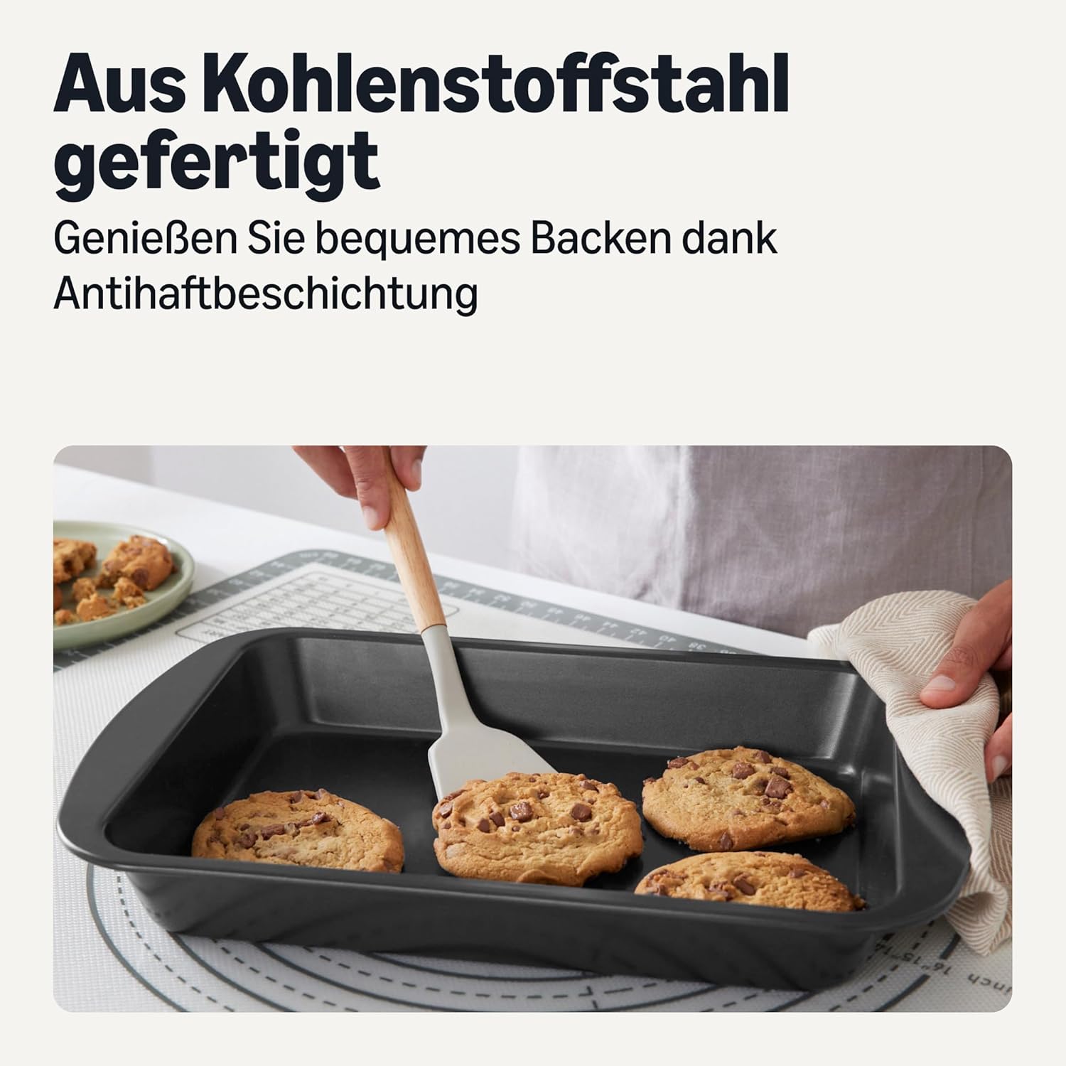 Detalle de Amazon Basics Rechteckige Antihaft-Backform 33 cm x 22,9 cm – Ofenfest, spülmaschinenfest