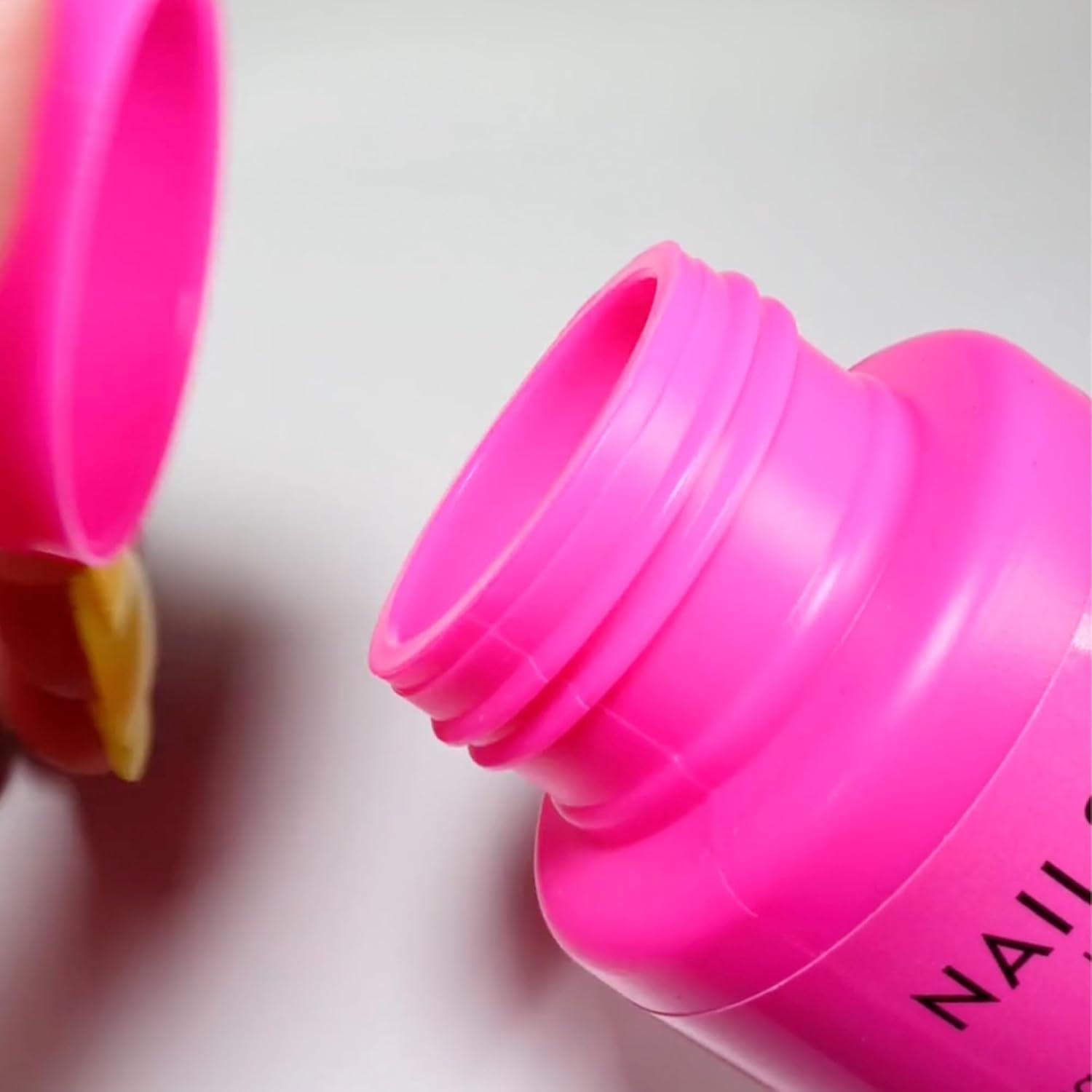 Detalle 2 de Nails.INC Vegan Collagen Fuelled Nail Polish Remover Pot (Acetone-Free, 50ml)