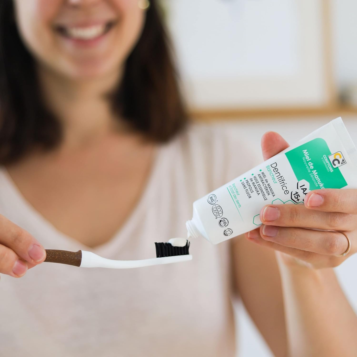 Detalle 1 de COMPTOIRS ET COMPAGNIES Miel de Manuka Blanqueante 75ml 🦷