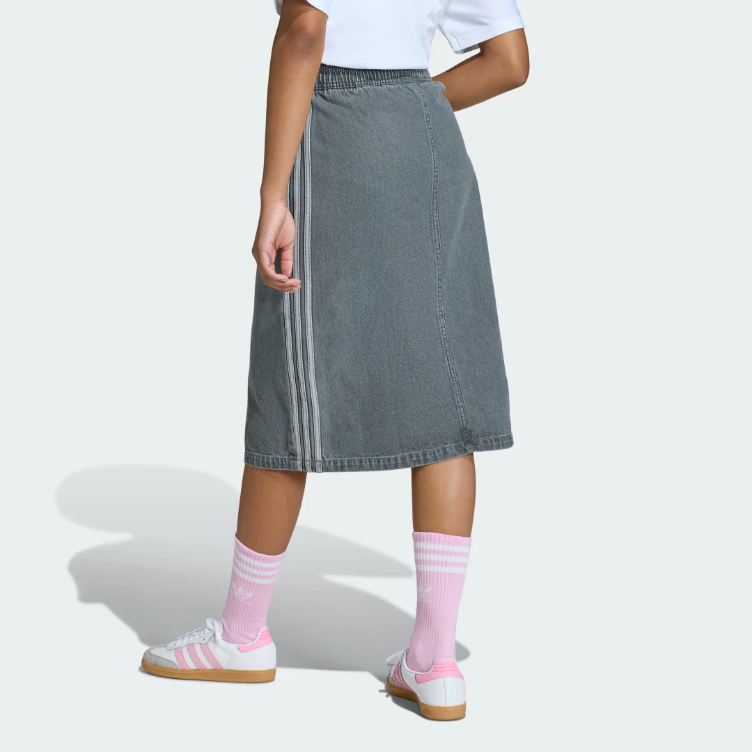 Detalle 2 de Falda vaquera Adidas Gris – Estilo urbano para look casual